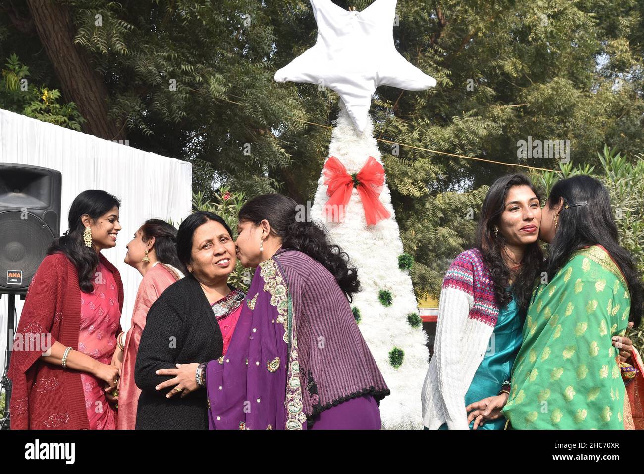 Bikaner, Rajasthan, Inde.25th décembre 2021.Les gens se saluent lors des célébrations de Noël dans l'église de Bikaner.(Credit image: © Dinesh Gupta/Pacific Press via ZUMA Press Wire) Credit: ZUMA Press, Inc./Alamy Live News Banque D'Images