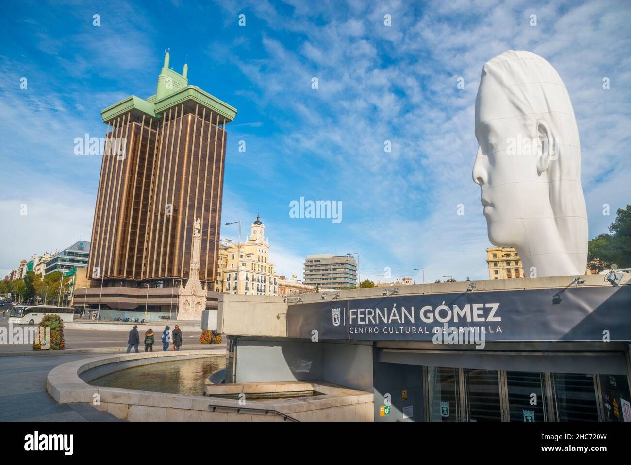 Julia par Jaume Plensa, le théâtre Fernan Gomez et les tours Jerez.Place du côlon, Madrid, Espagne. Banque D'Images