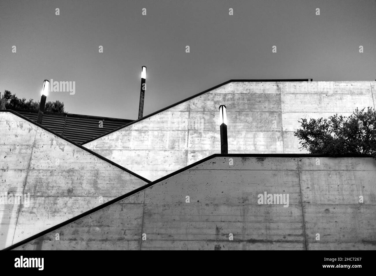 Photo en bas angle de certains escaliers en niveaux de gris Banque D'Images