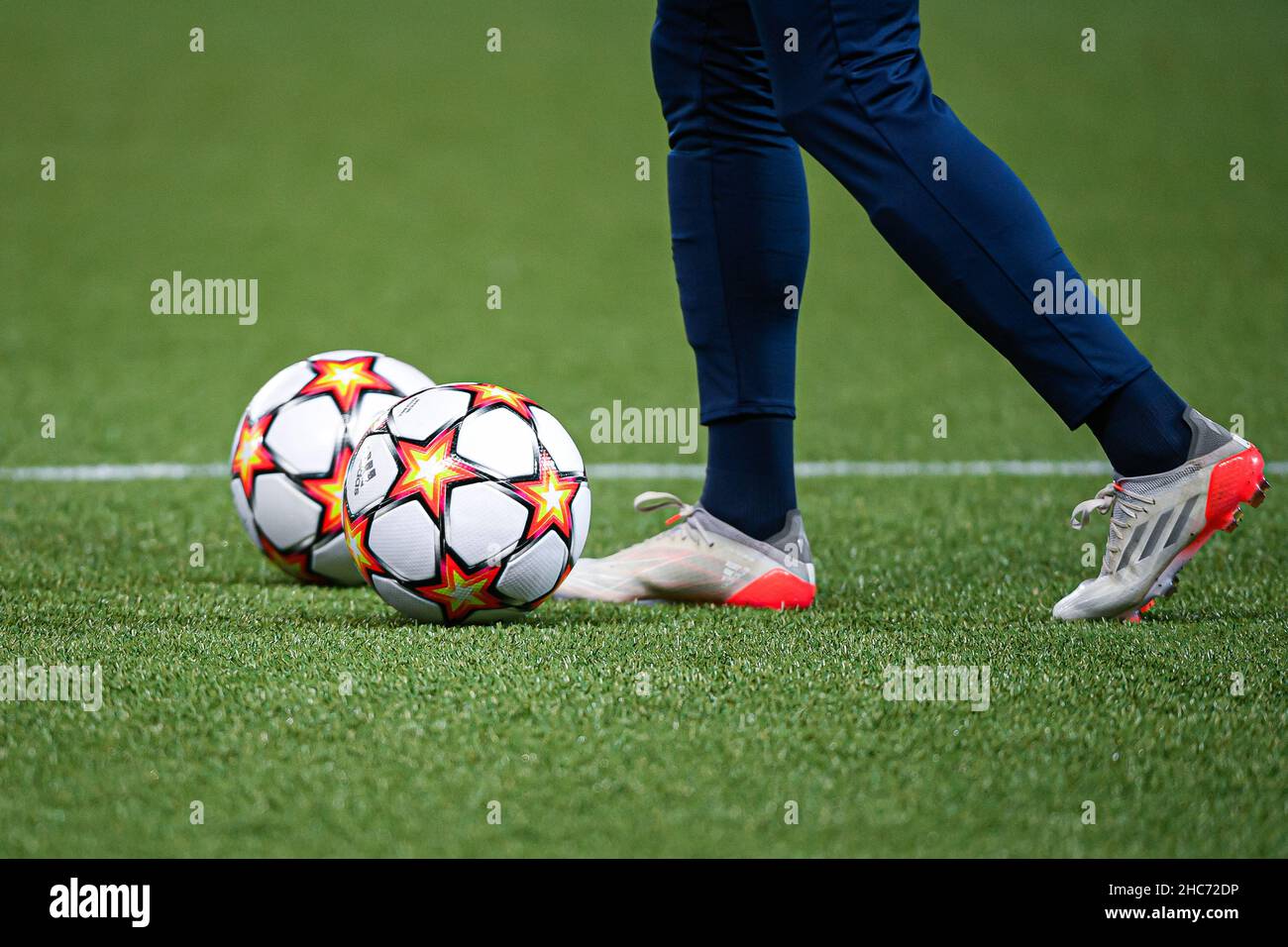 L'illustration officielle du ballon Adidas de la Ligue des champions de l'UEFA se trouve au pied d'un joueur qui a précédé la Ligue des champions de l'UEFA, le groupe B. Banque D'Images