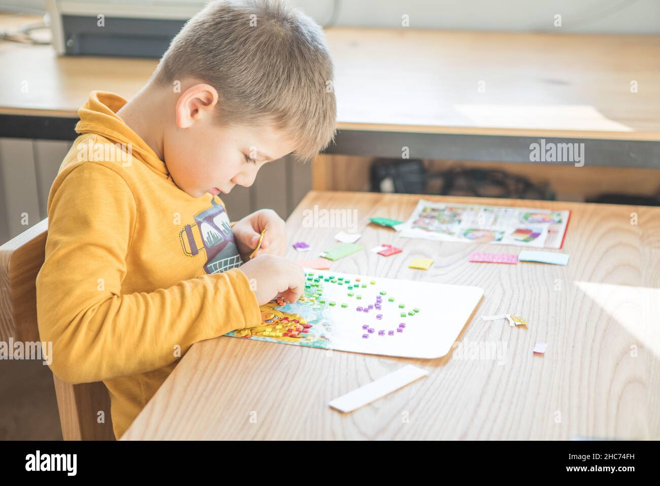 Petit garçon en étant créatif faire maison faites-le vous-même mosaïque de dinosaure.Soutenir la créativité, l'apprentissage par la pratique, l'apprentissage par l'expérience.Aide Banque D'Images