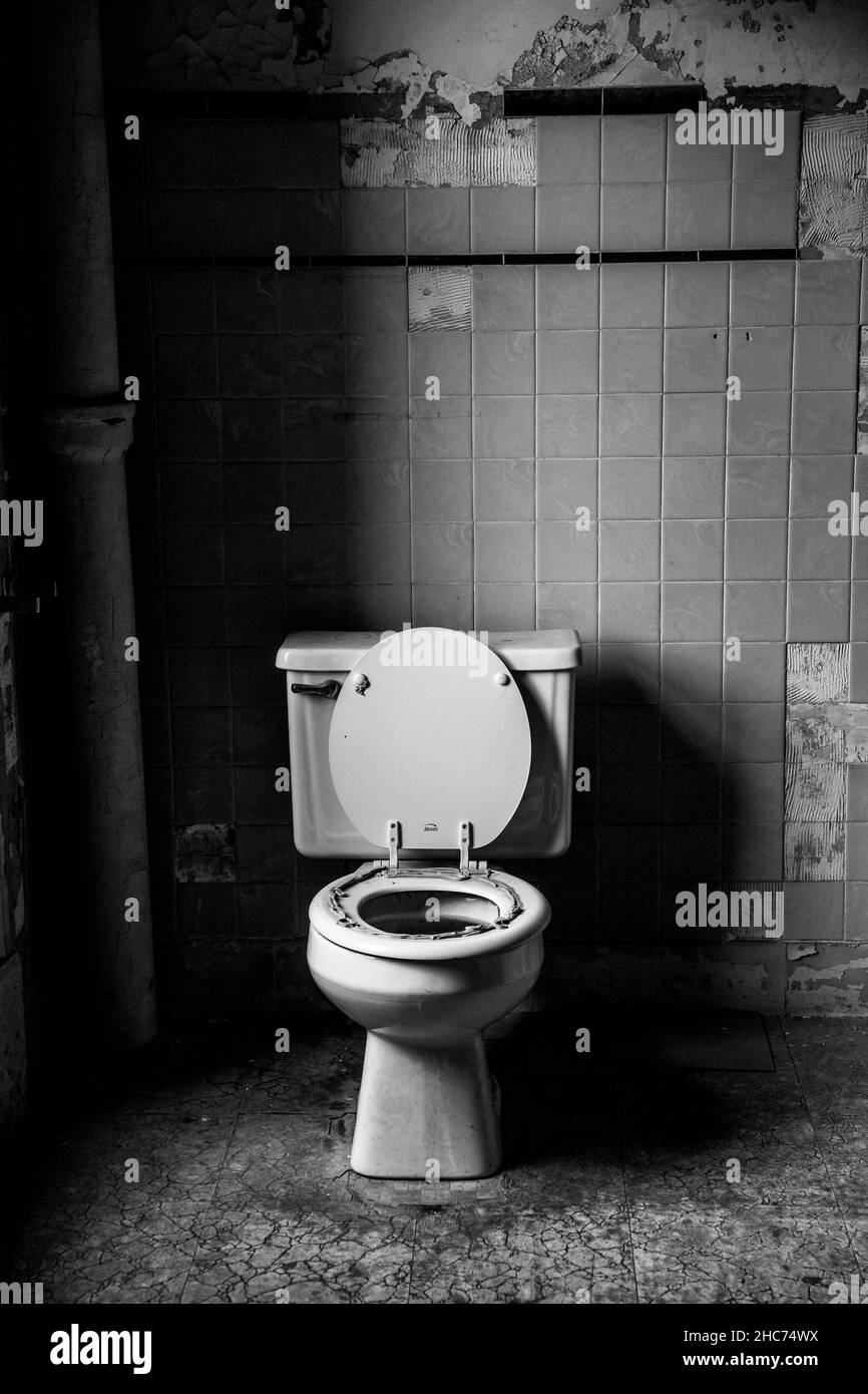 Plan vertical d'une toilette effrayante en noir et blanc en prison Banque D'Images
