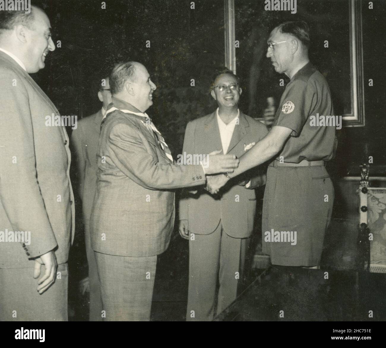 Le maire de Rome, Salvatore Rebecchini, rencontre le délégué au Scoutisme Wes Klusmann des Etats-Unis, Italie 1950s Banque D'Images