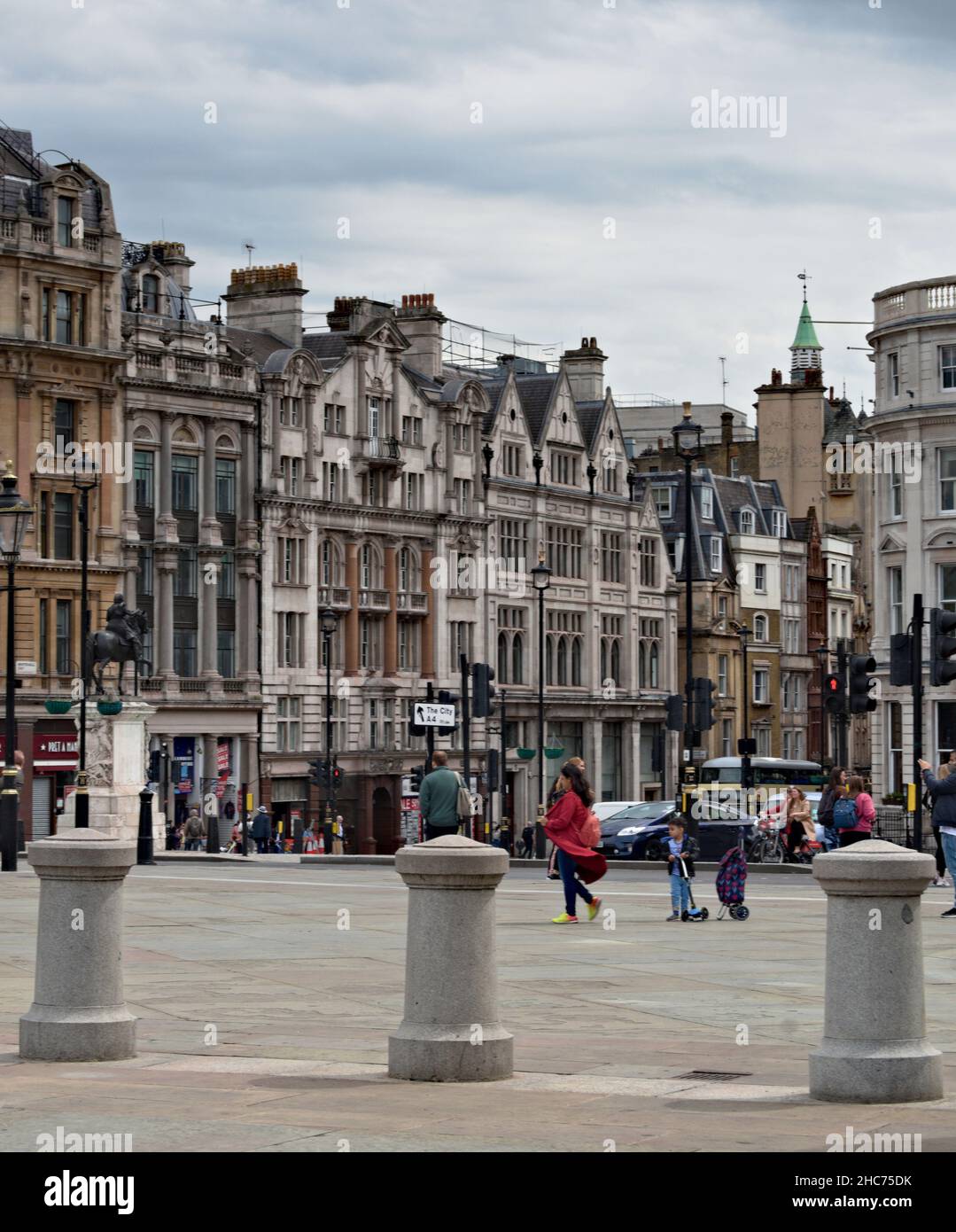 Trois bollards en pierre et vieux bâtiments à Trafalgar Square, Londres Banque D'Images