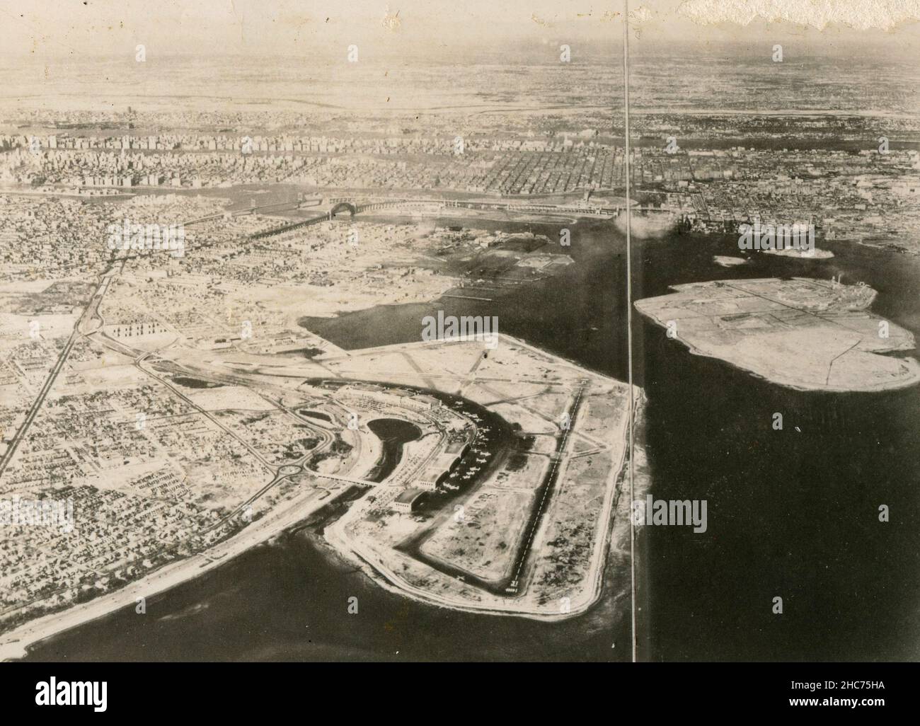 Vue aérienne de l'aéroport la Guardia et de l'île Rikers, New York, Etats-Unis 1952 Banque D'Images