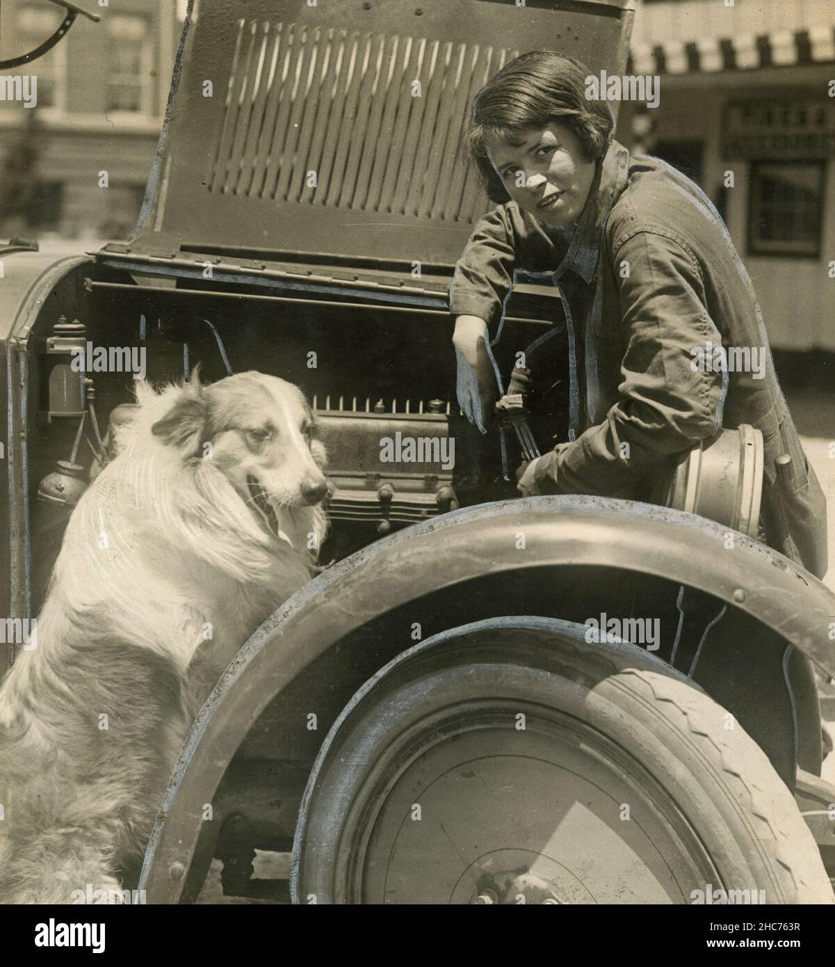 American ex stuntgirl Beverly H. Baird travaillant à une station-service, Los Angeles, Etats-Unis 1925 Banque D'Images