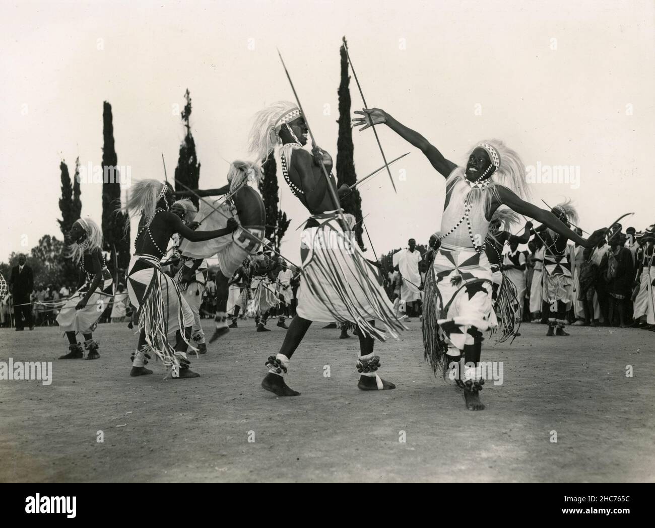 Walutsi Warriors Mwami des danseurs rwandais, Congo belge 1950s Banque D'Images