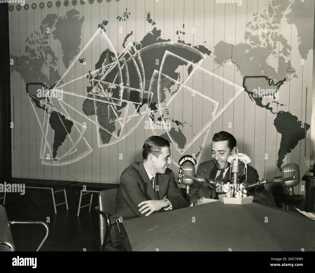 Le duc de Veragua de 17th, Cristobal Colon de Carvajal y Maroto, officier de la marine espagnole (à gauche) et Joaquin Zavala, annonceur de la voix de l'Amérique, pendant un enterview, USA 1950s Banque D'Images