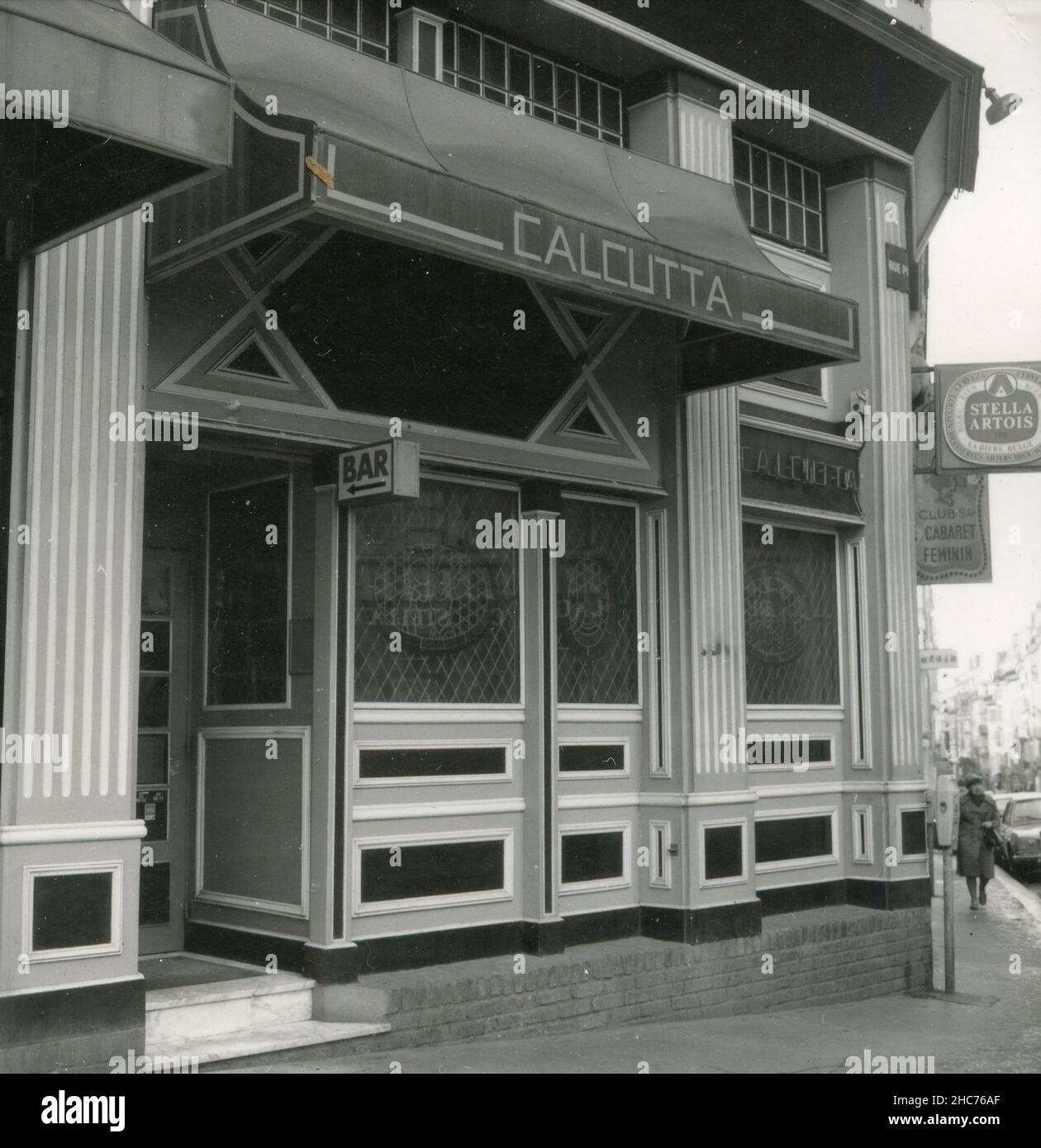 Vue sur l'entrée du Calcutta Club Bar, Paris, France 1970s Banque D'Images