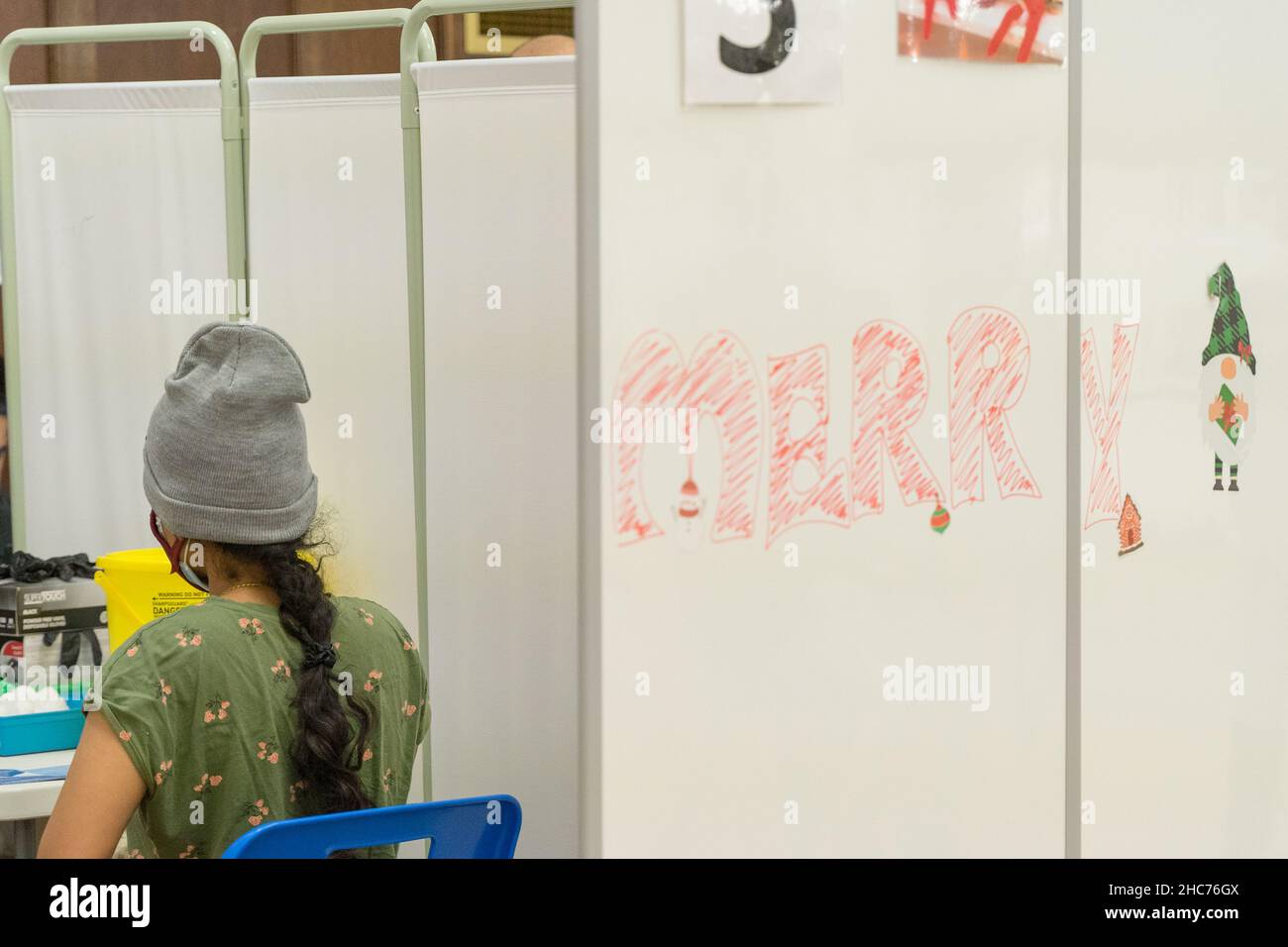 Londres Royaume-Uni 25December 2021.Le personnel du NHS et les bénévoles de la communauté passent leur jour de Noël à l'hôtel de ville de Redbridge, offrant le vaccin contre le coronavirus, jingle jab pour toutes les personnes éligibles comme le meilleur cadeau de Noël de son genre, en maintenant tout le monde en sécurité car les cas d'Omicron sont trouvés doubler tous les deux jours.Credit: Xiu Bao/Alamy Live News Banque D'Images