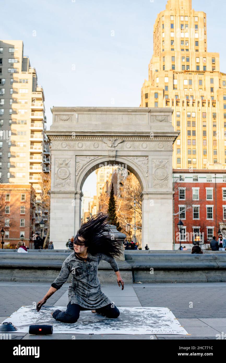 New York, États-Unis.23rd décembre 2021.Le danseur et peintre Kanami Kusajima se produit dans le parc de Washington Square.La ville de New York a utilisé une photo de sa danse dans le cadre de sa campagne de rétablissement sans arrêt à New York suite à la pandémie COVID-19.(Photo de Shawn Goldberg/SOPA Images/Sipa USA) Credit: SIPA USA/Alay Live News Banque D'Images