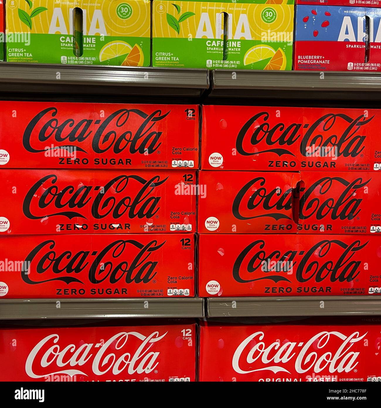 Orlando, FL USA-14 octobre 2021: Une exposition de Coca Cola Original et Zero Sugar Coca Cola cas dans un magasin Publix Grovery prêt pour les clients à pu Banque D'Images