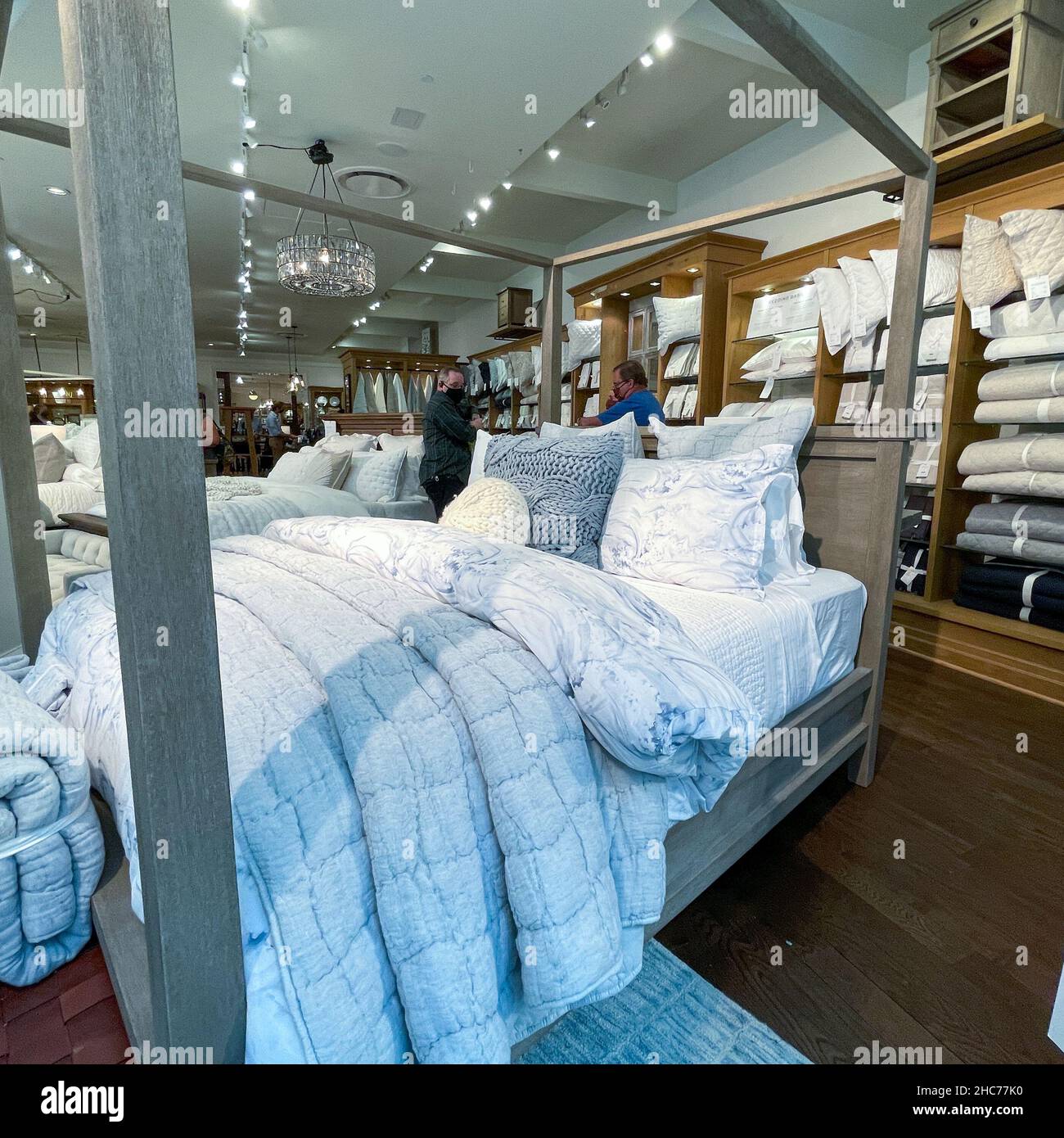 Orlando, FL USA - 25 avril 2021 : un étalage de draps et un lit à vendre  dans un magasin de détail Pottery Barn à Orlando, en Floride Photo Stock -  Alamy