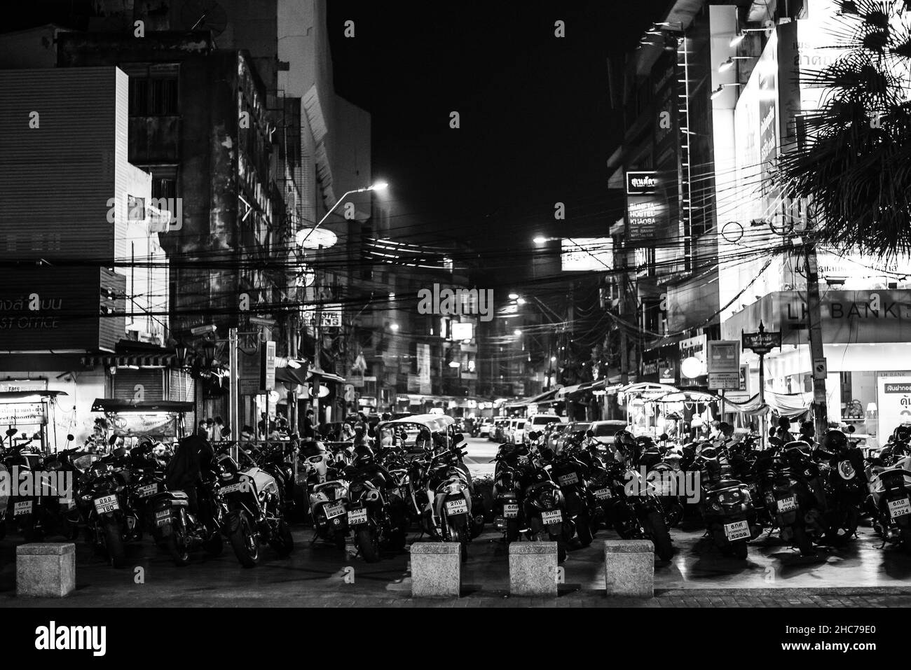 Prise de vue en niveaux de gris de scooters dans la rue la nuit à Bangkok, en Thaïlande Banque D'Images
