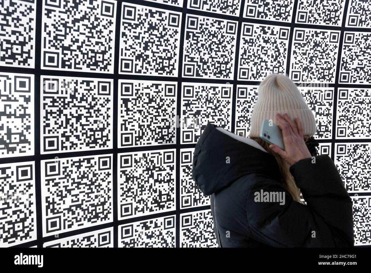 Moscou, Russie.25th décembre 2021 Une fille marche dans le centre d'information de Moscou dans le contexte des codes QR, Russie Banque D'Images