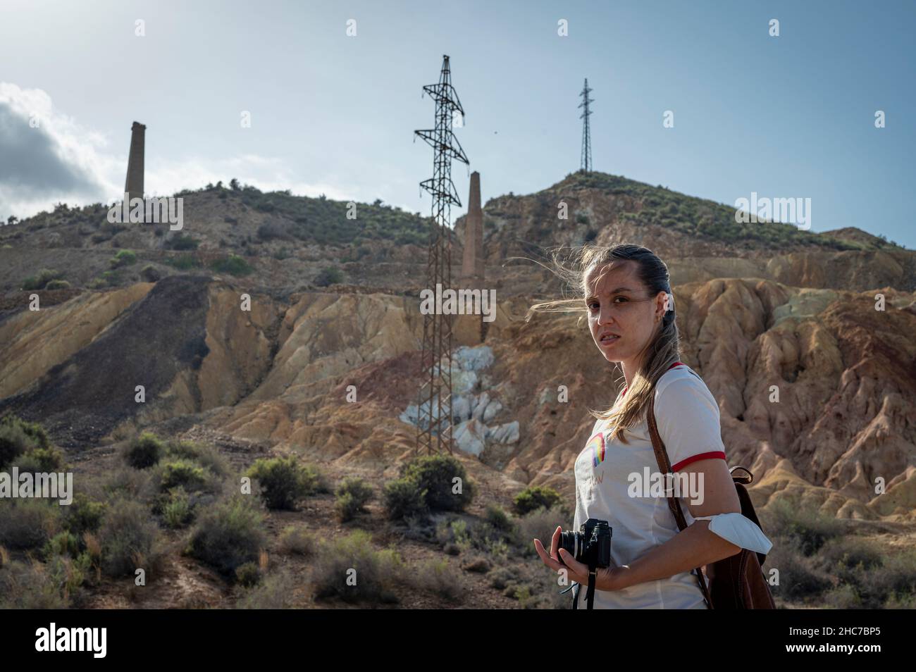 Jeune fille aventureuse prenant des photos dans les montagnes du désert de Mazarron Banque D'Images