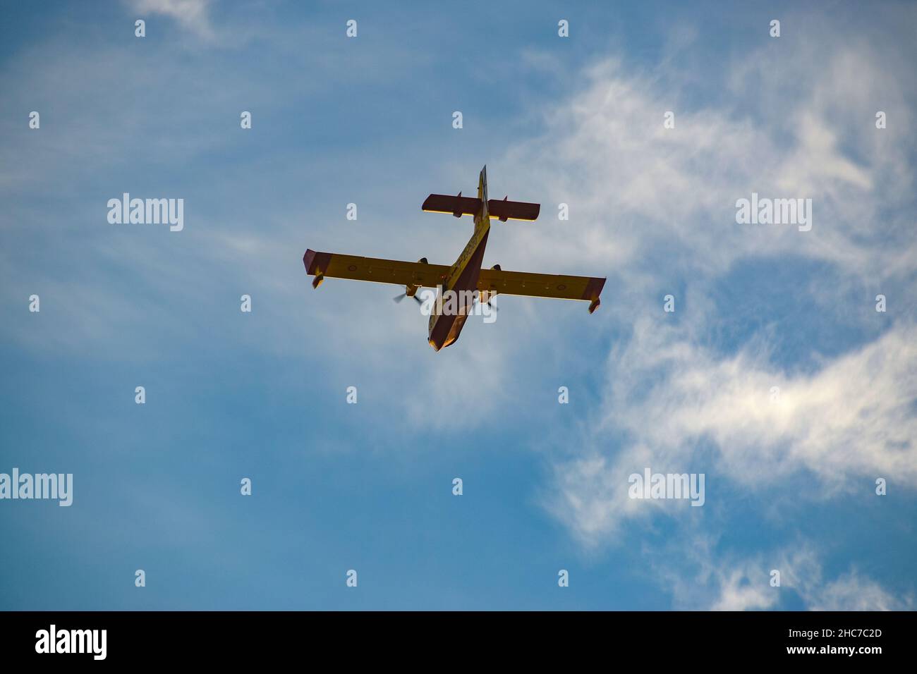 Photo à faible angle de l'avion de combat de feu de Canadair volant contre le ciel bleu Banque D'Images