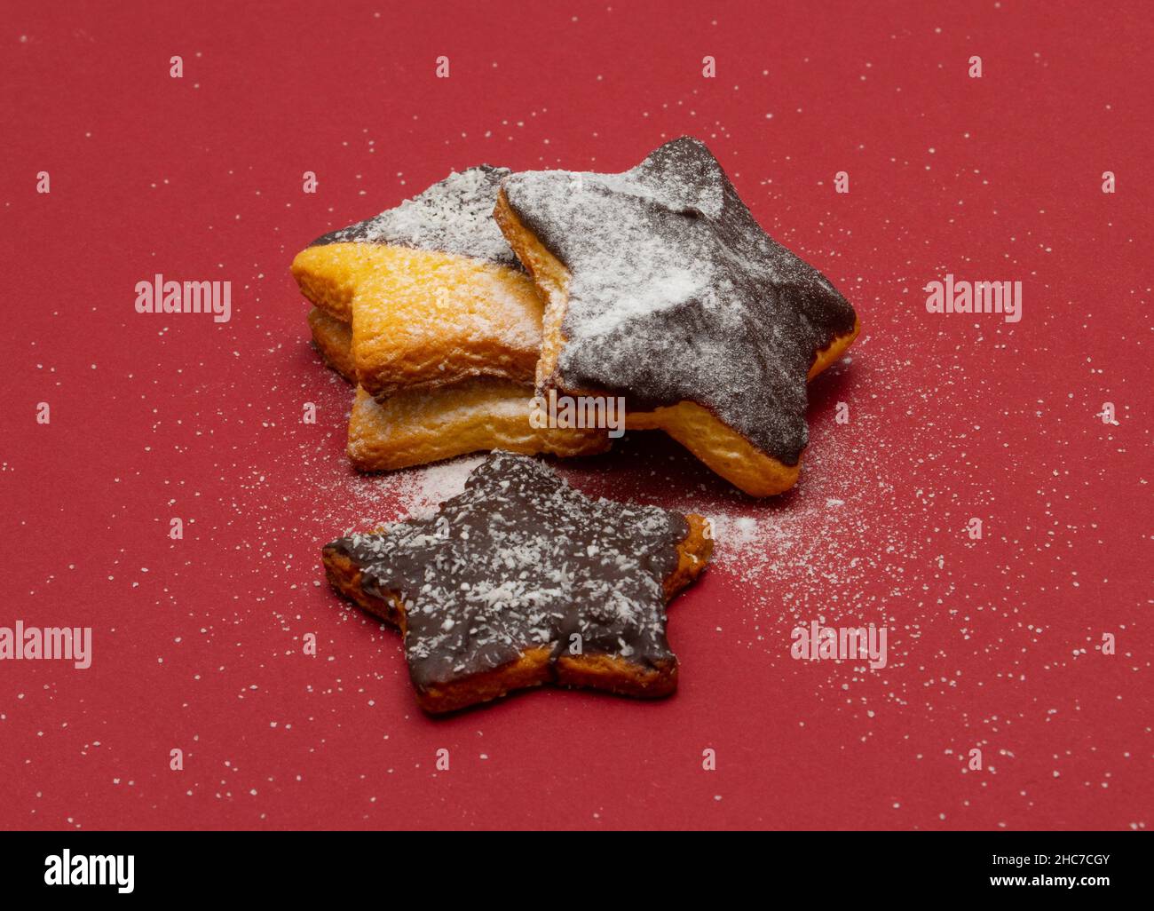 biscuits avec chocolat et flocons de noix de coco sur fond rouge Banque D'Images