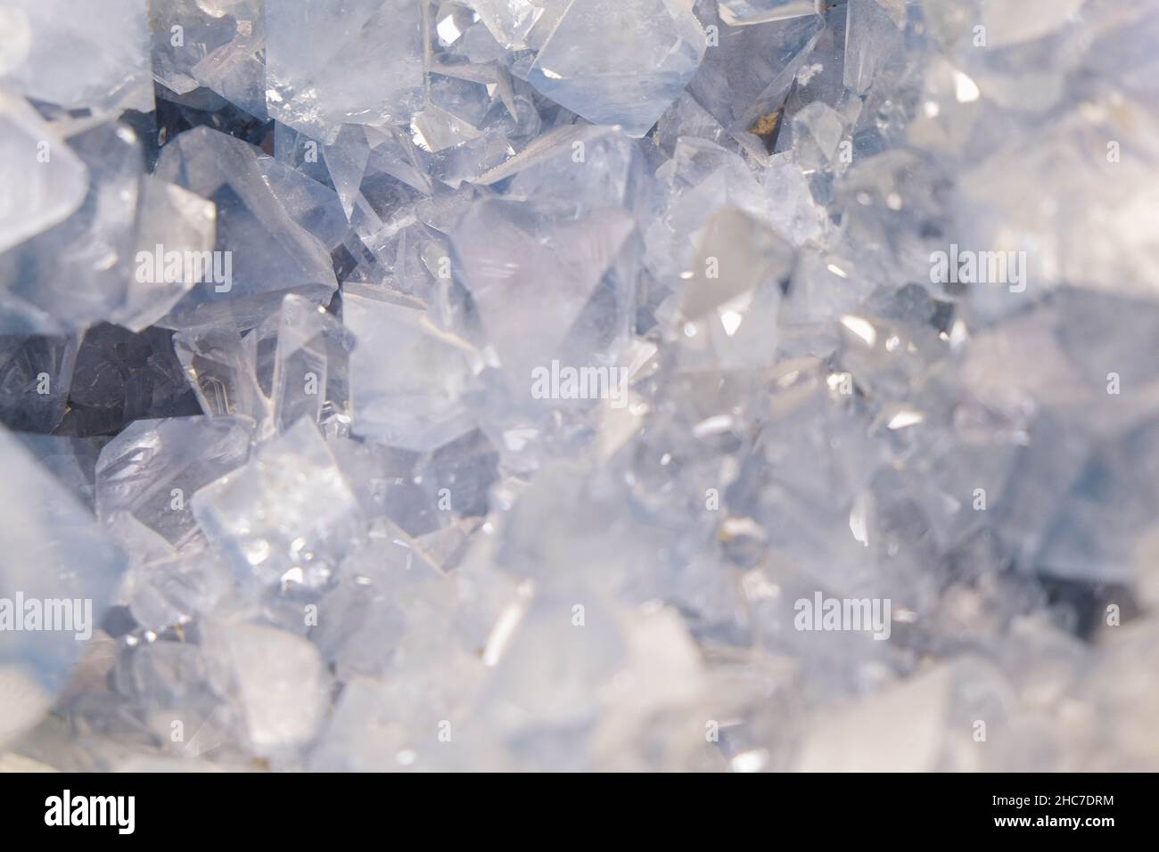 Gros plan de magnifiques cristaux transparents, fond horizontal Banque D'Images