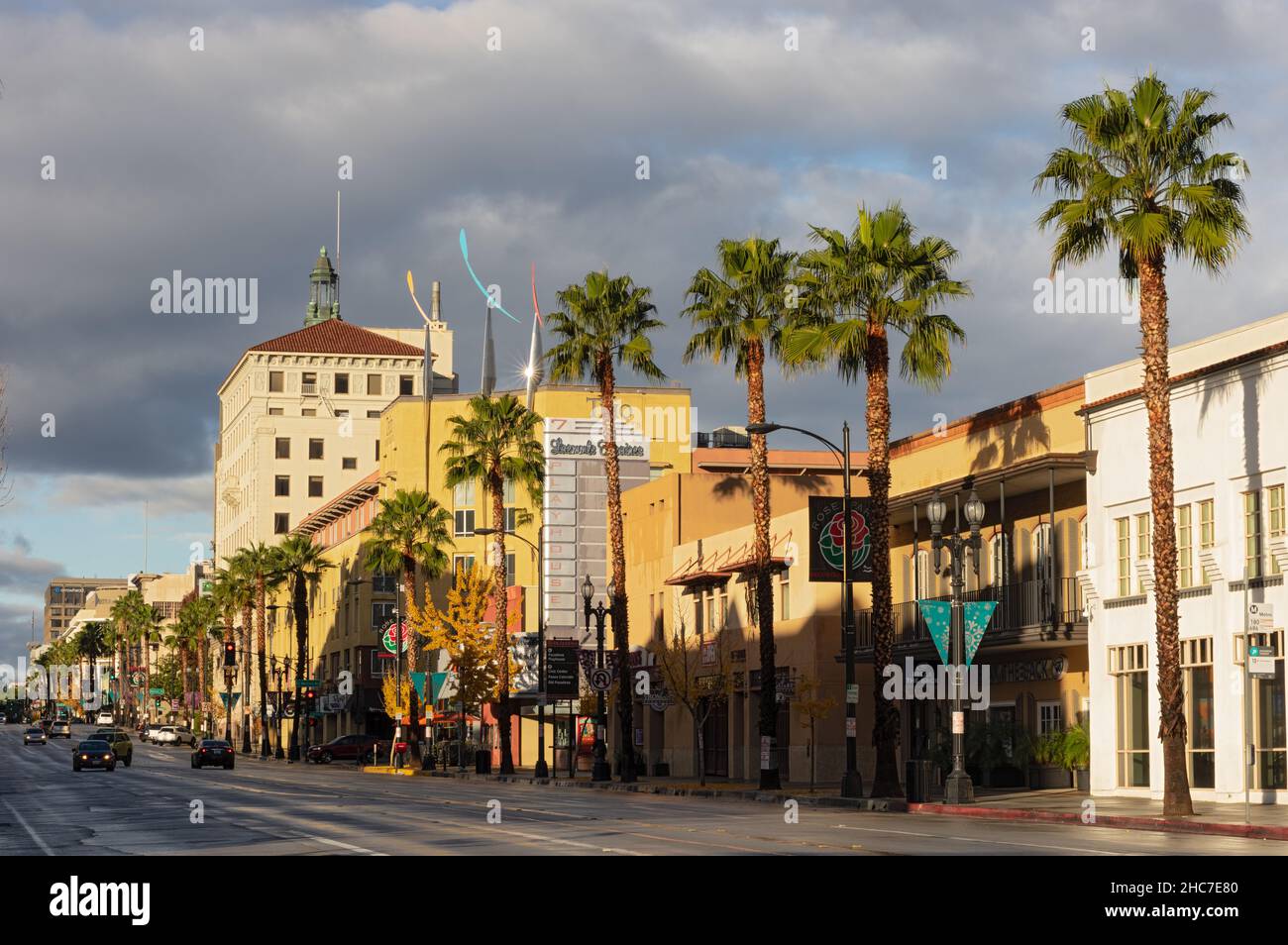 Colorado Boulevard dans la ville de Pasadena montré en préparation pour le Tournoi des Roses. Banque D'Images