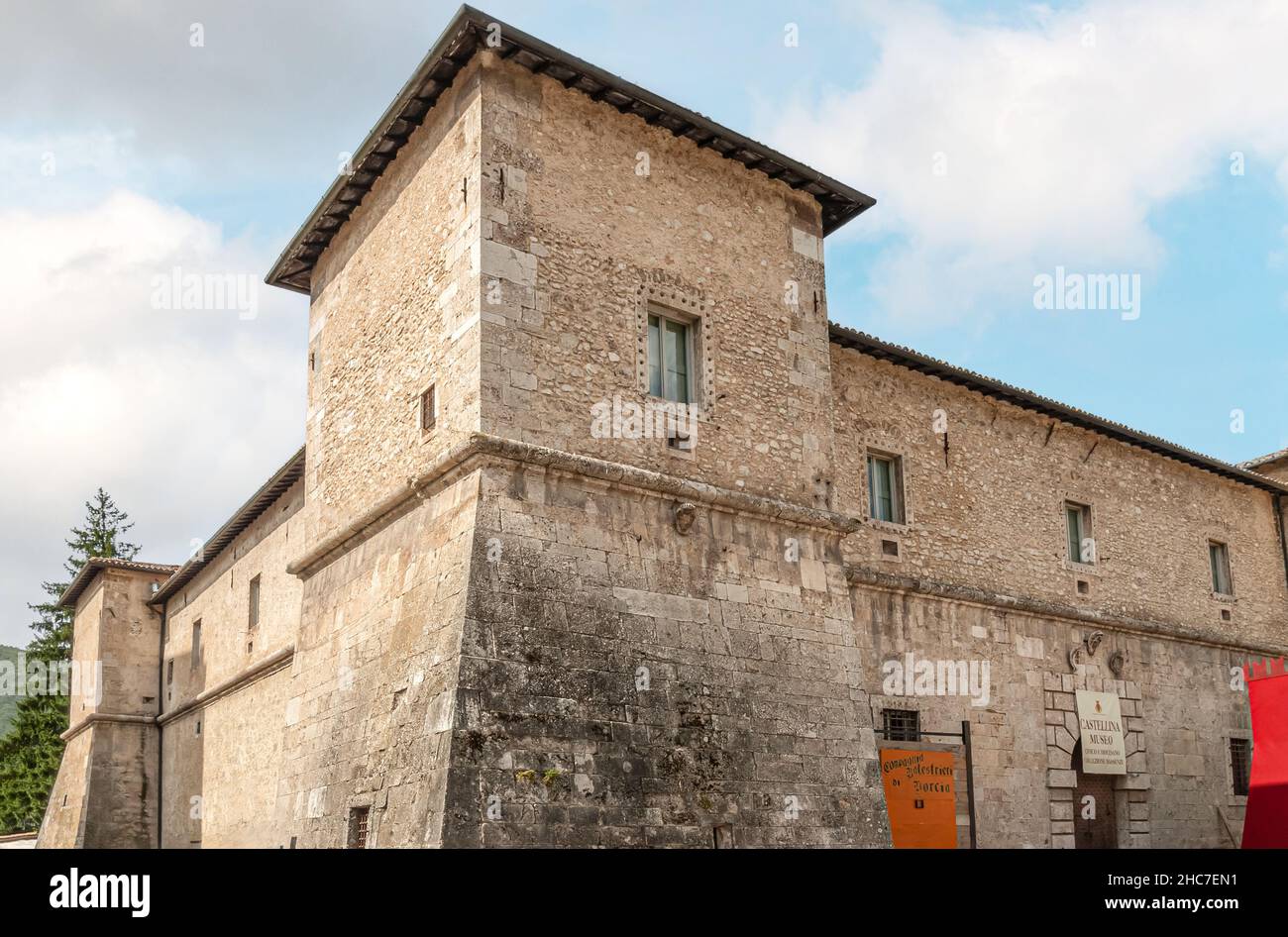 Forteresse Castellina en Norcia, Ombrie Italie, construite en 1555-1563 comme résidence des gouverneurs papal, avant le tremblement de terre Banque D'Images