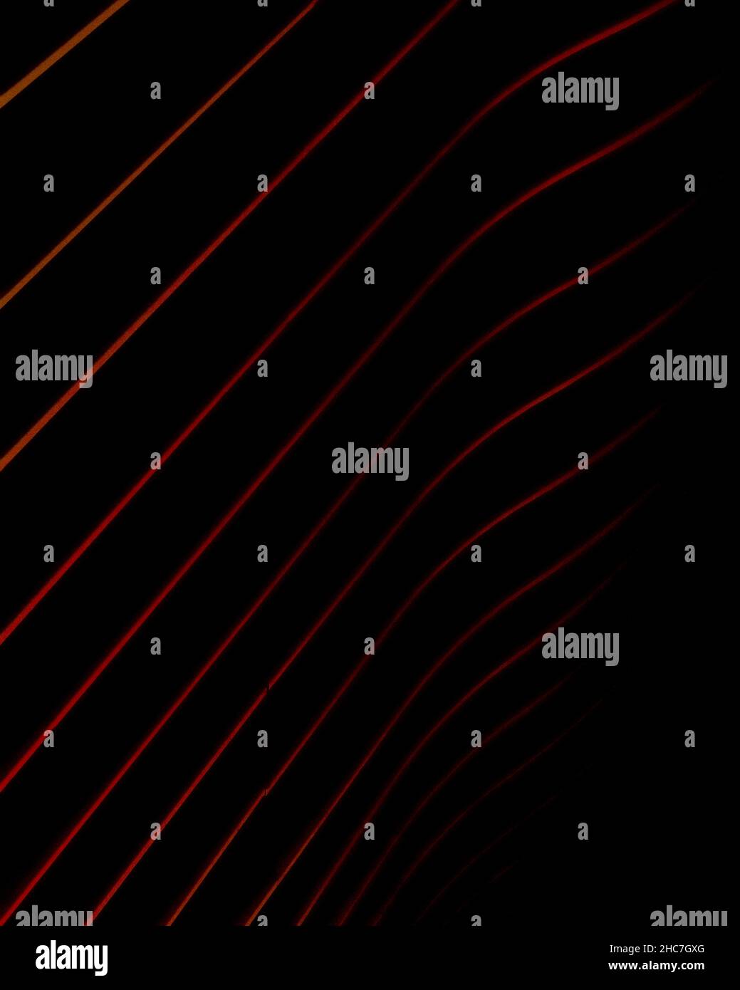 Capture verticale de lignes colorées sur fond sombre Banque D'Images