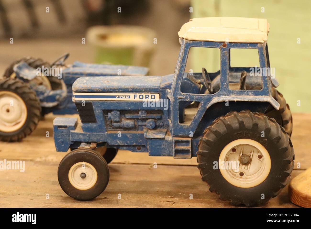 Gros plan d'un tracteur en peluche rouillé sur une table en bois sur un marché Banque D'Images