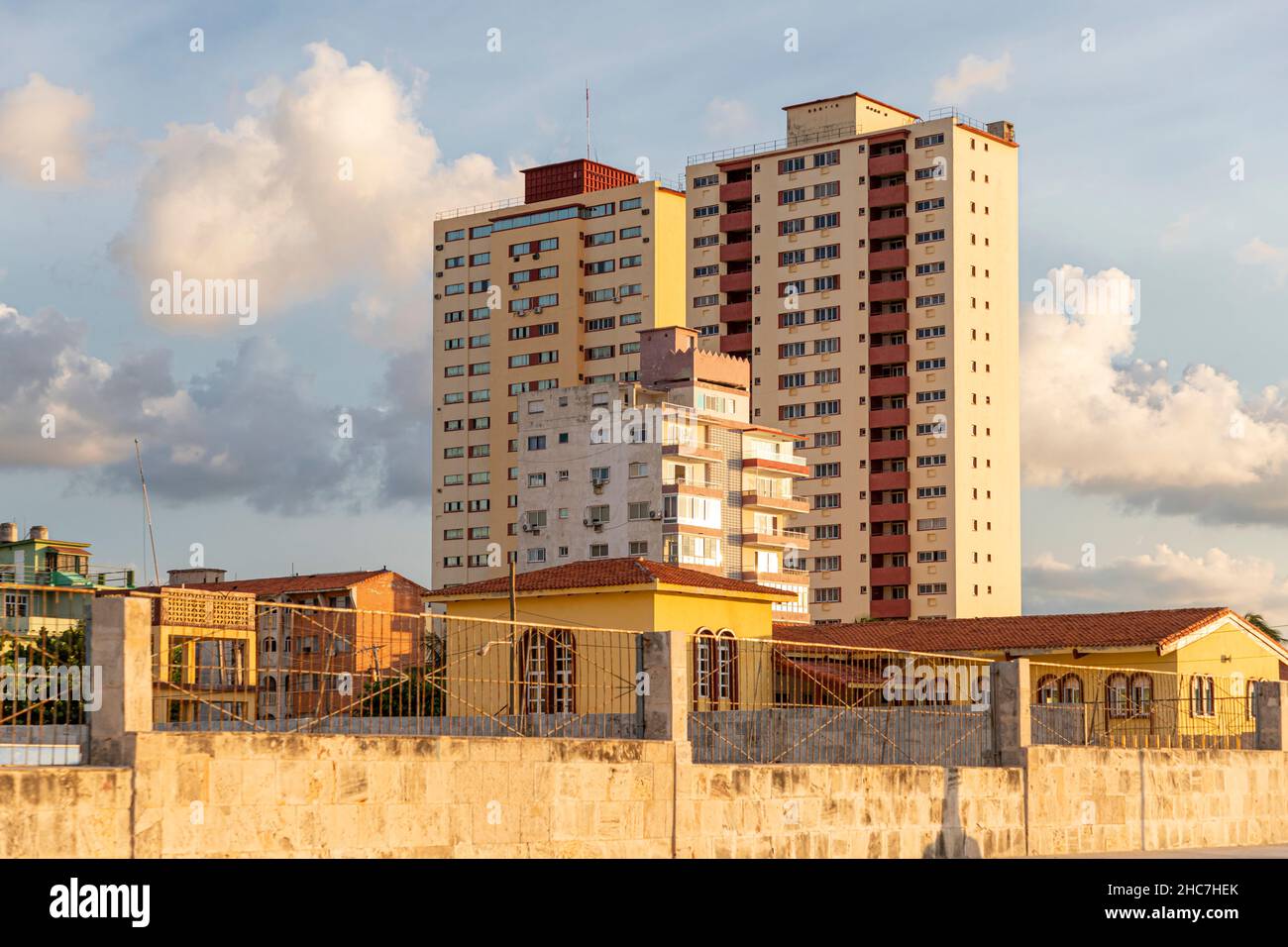 Gros plan d'un bâtiment qui est une université, auberge d'étudiants à El Vedado, Habana, Cuba Banque D'Images