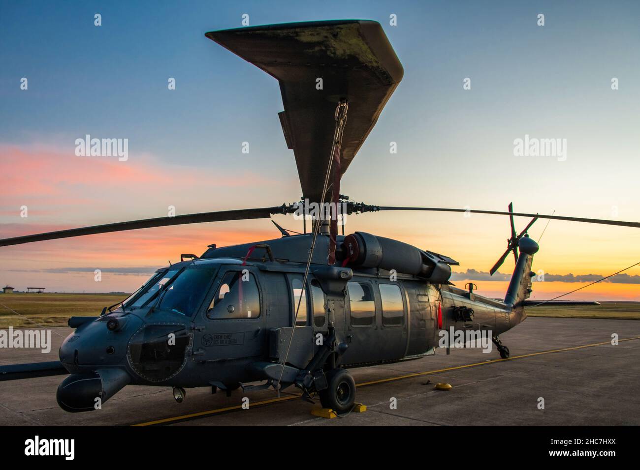 Un Hawk de Pave HH-60 de la base aérienne de Kirtland, au Nouveau-Mexique, se trouve sur une rampe à l'AFB de Sheppard, au Texas, le 28 septembre 2021.L'arrivée de l'avion à la retraite le 27 septembre a été de 30 ans en préparation car une demande a été soumise en avril 1991 pour que le 8HH-60 soit amené à Sheppard pour être utilisé comme avion d'instruction au sol pour l'armement et les munitions de l'escadron d'entraînement 363rd en formation.L'avion pourrait également être utilisé par d'autres programmes de formation technique ici.(É.-U.Photo de la Force aérienne par 2nd Lt. Logan Thomas) Banque D'Images