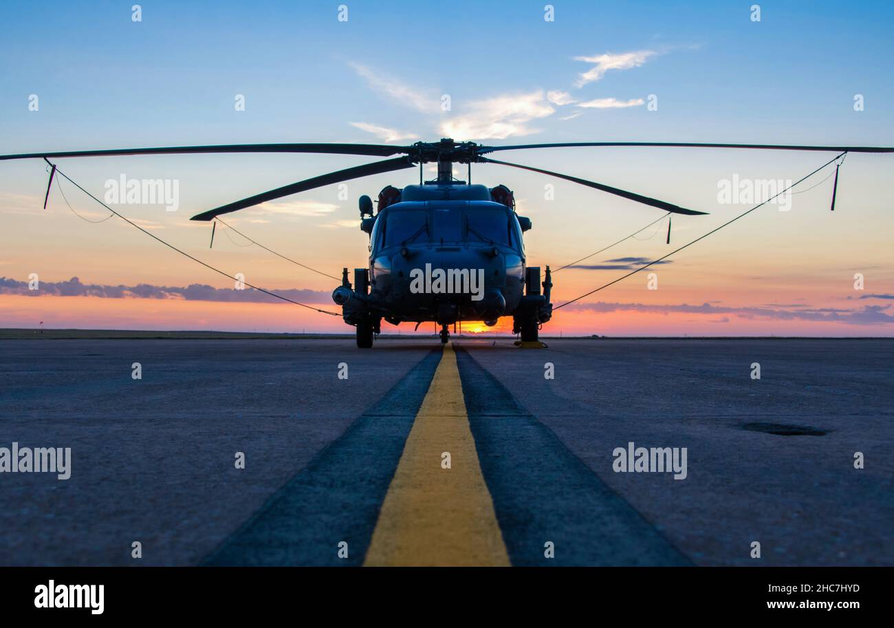 Un Hawk de Pave HH-60 de la base aérienne de Kirtland, au Nouveau-Mexique, se trouve sur une rampe à l'AFB de Sheppard, au Texas, le 28 septembre 2021.L'arrivée de l'avion à la retraite le 27 septembre a été de 30 ans en préparation car une demande a été soumise en avril 1991 pour que le 8HH-60 soit amené à Sheppard pour être utilisé comme avion d'instruction au sol pour l'armement et les munitions de l'escadron d'entraînement 363rd en formation.L'avion pourrait également être utilisé par d'autres programmes de formation technique ici.(É.-U.Photo de la Force aérienne par 2nd Lt. Logan Thomas) Banque D'Images