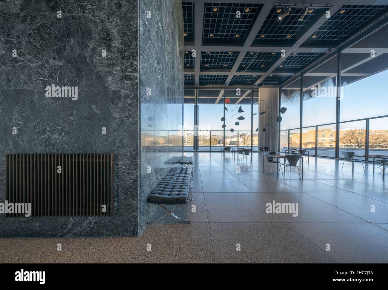 Intérieur de la Neue Nationalgalerie de Berlin, modernisme en acier et verre de Mies van der Rohe, Kulturforum, Berlin, Allemagne Banque D'Images