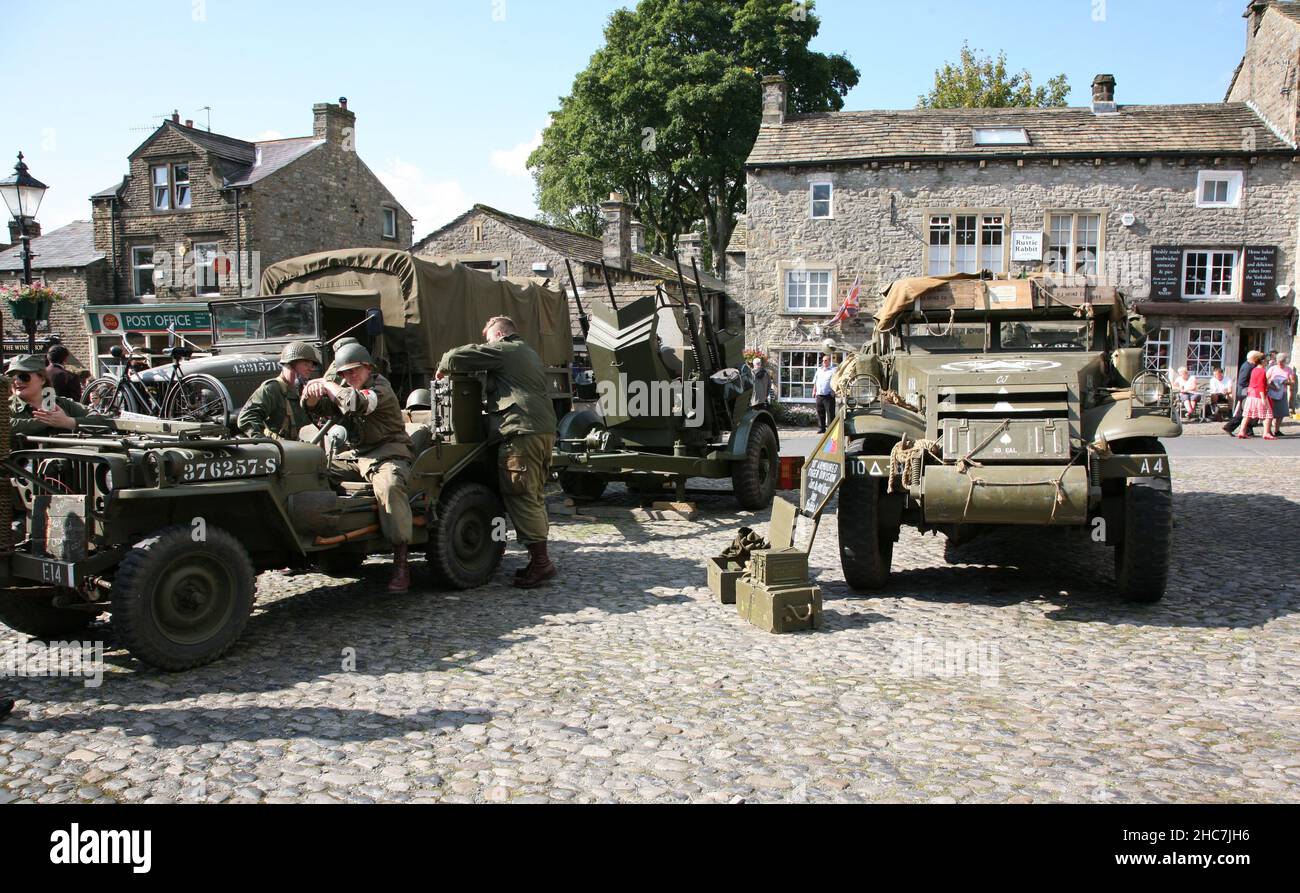 Grassington, Yorkshire, Angleterre, Grande-Bretagne, septembre 19th 2015.Un homme habillé comme médique américain de la guerre mondiale 2 s'assit dans la jeep militaire américaine à Grassington Banque D'Images