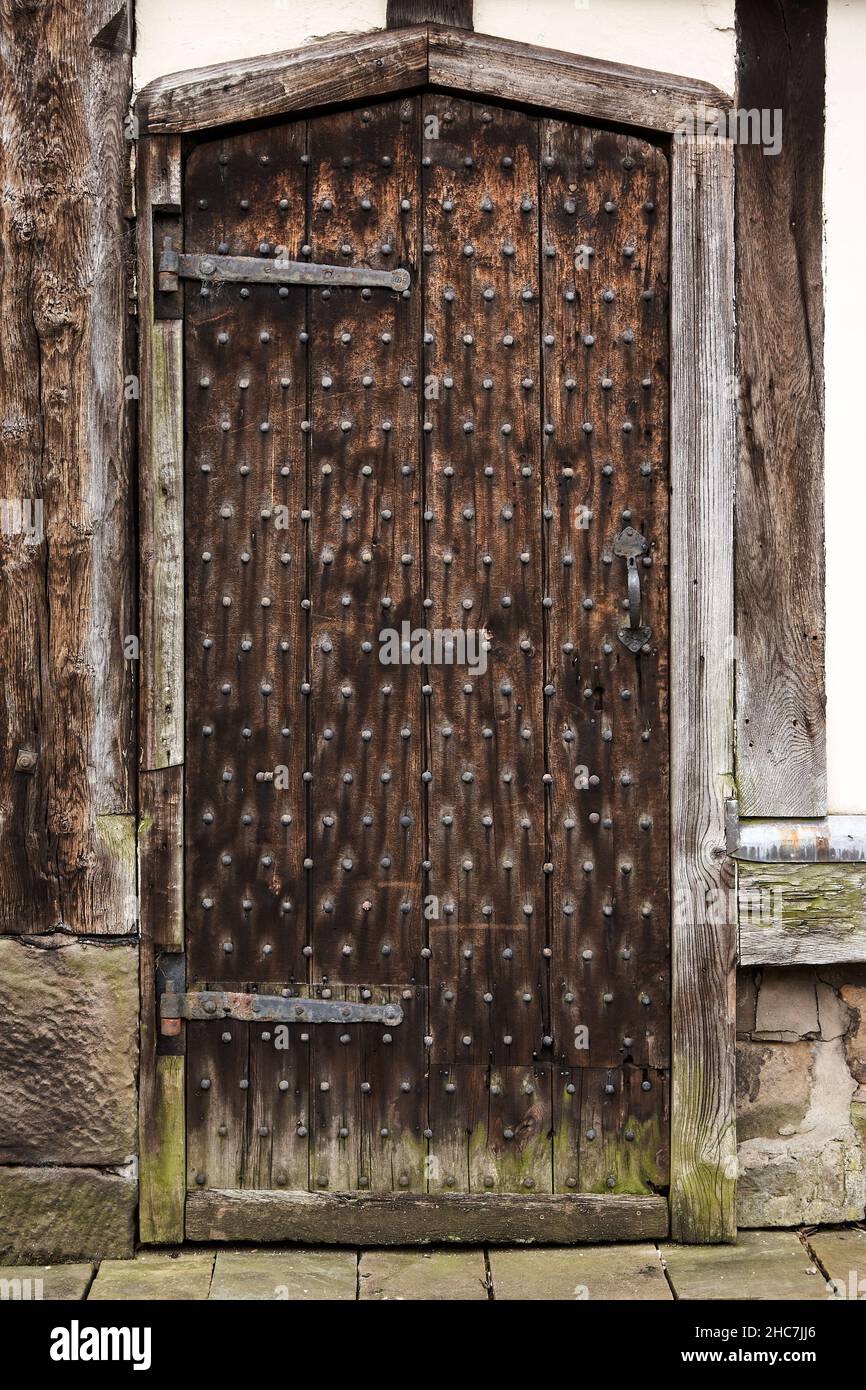 Rufford, Lancashire, Angleterre, Grande-Bretagne, porte Tudor solide antique avec clous métalliques. Banque D'Images