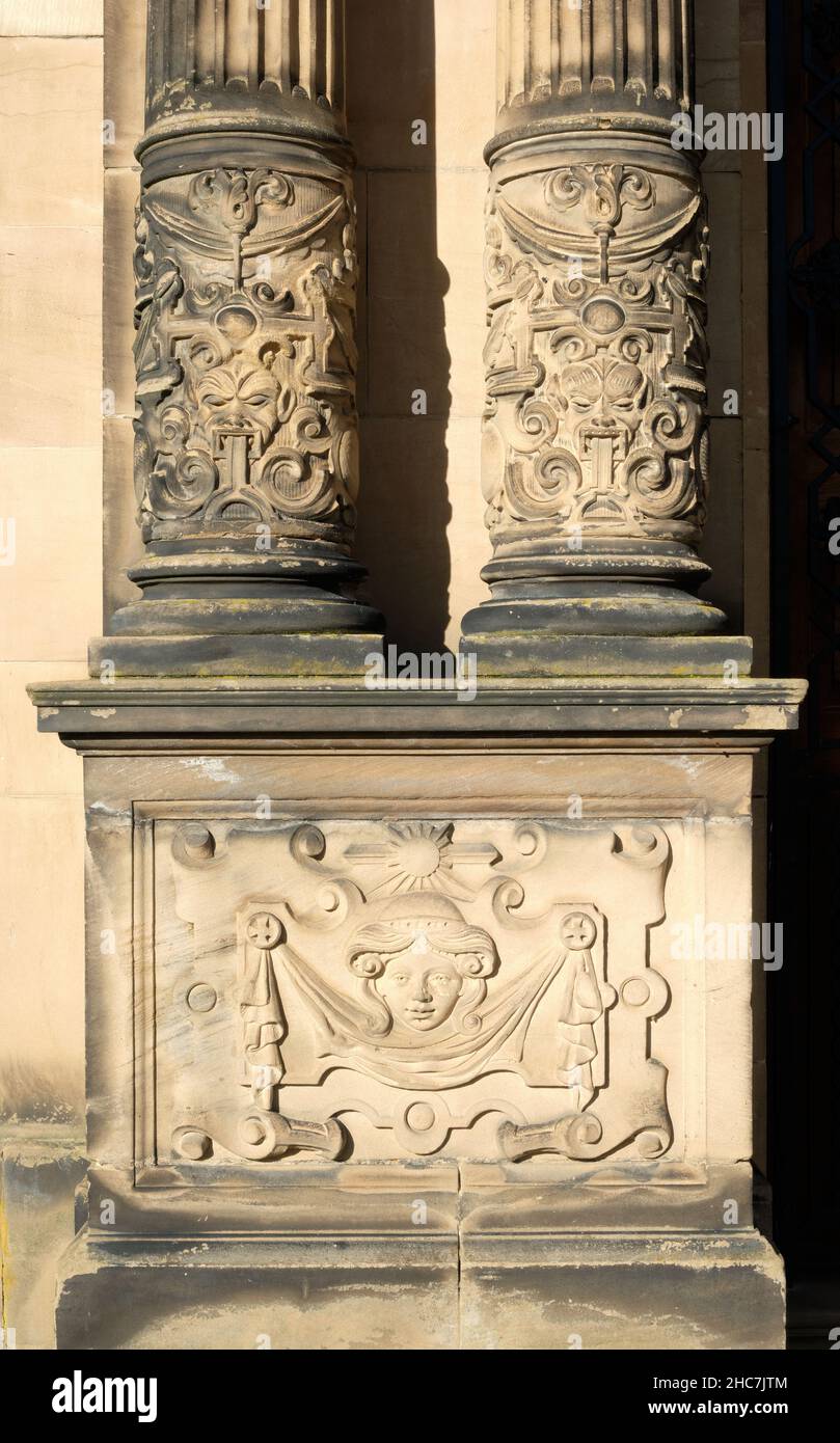 Altrincham, Lancashire, Angleterre, Grande-Bretagne, octobre 30th 2021.Le motif doré décoratif de la grande porte se distingue par le soleil d'hiver. Banque D'Images
