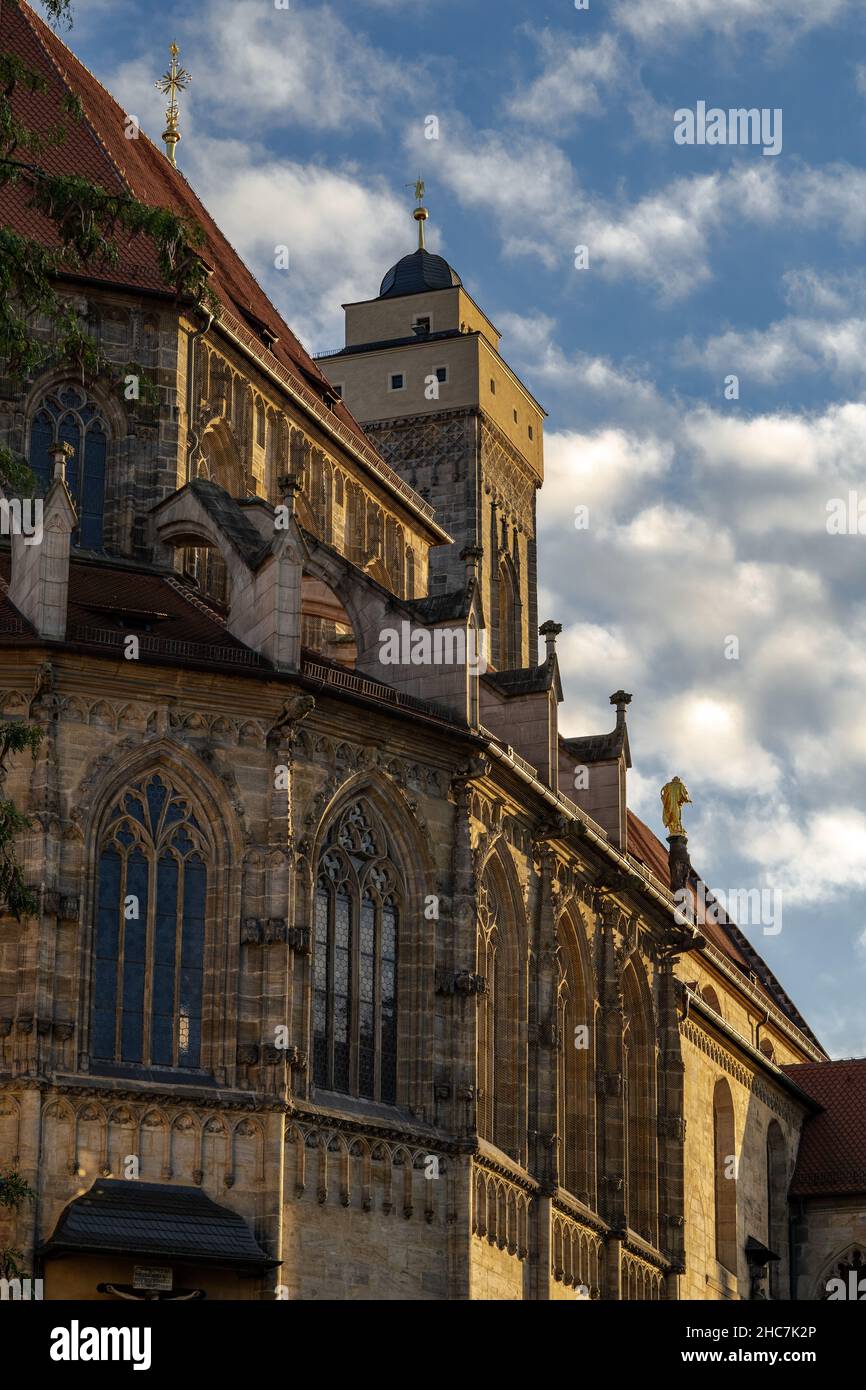 Photo verticale de la cathédrale de Bamberg avec une grande foudre Banque D'Images