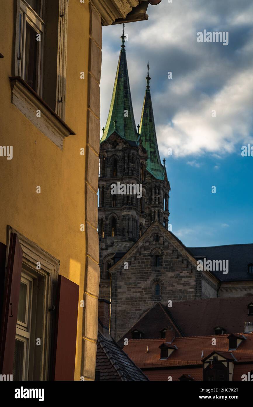 Photo verticale de la tour de la cathédrale de Bamberg avec un grand éclair Banque D'Images