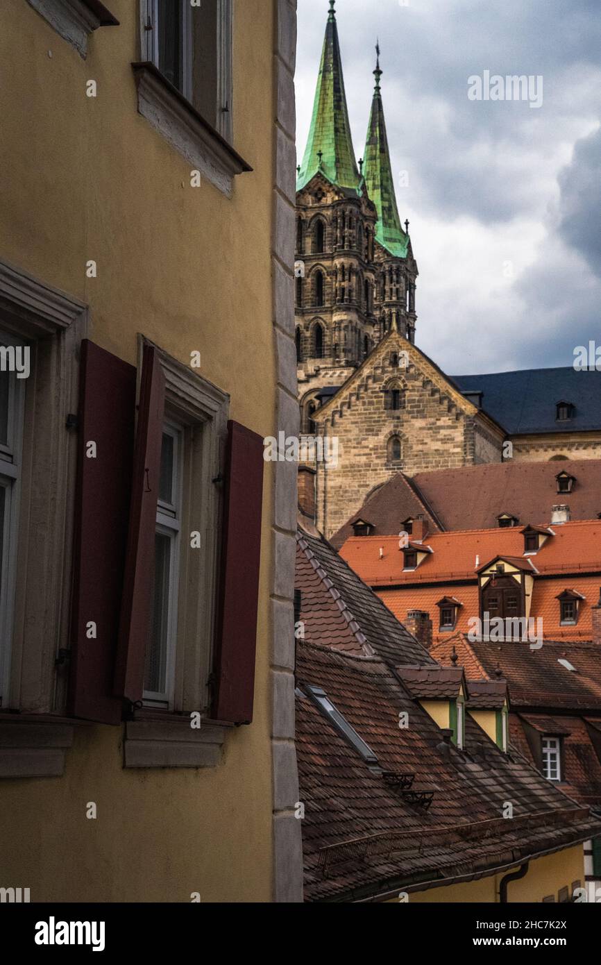 Photo verticale de la tour de la cathédrale de Bamberg avec un grand éclair Banque D'Images