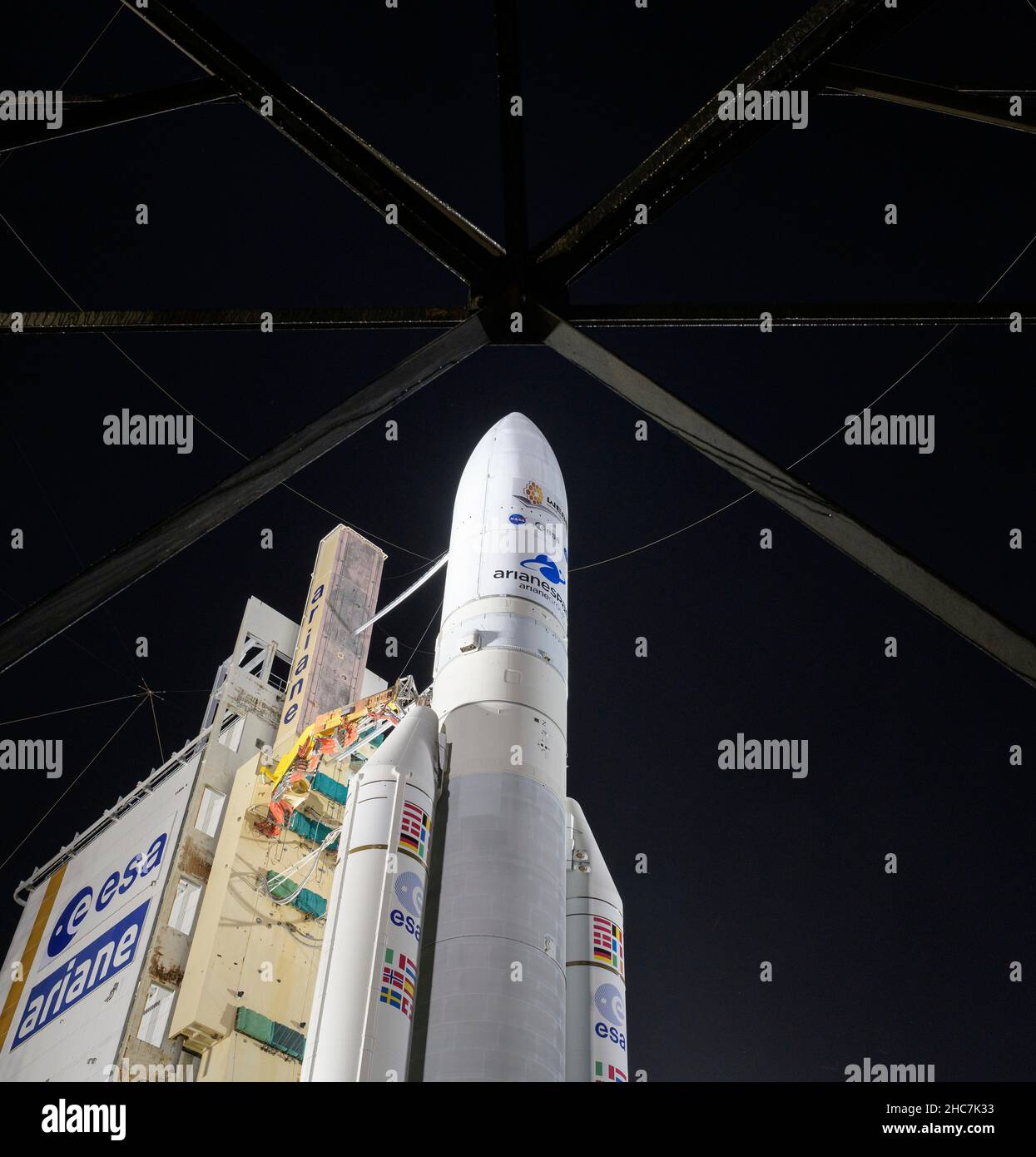 Kourou, Guyane française.23rd décembre 2021.La fusée Arianespace Ariane 5 avec le télescope spatial James Webb de la NASA à bord est readiée sur le plateau de lancement du Centre spatial de la Guyane, le 23 décembre 2021 à Kourou, en Guyane française.Credit: Bill Ingalls/NASA/Alamy Live News Banque D'Images