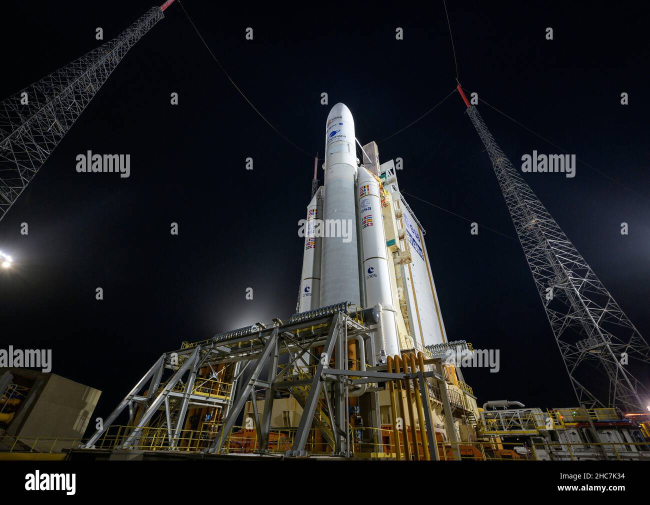 Kourou, Guyane française.23rd décembre 2021.La fusée Arianespace Ariane 5 avec le télescope spatial James Webb de la NASA à bord est readiée sur le plateau de lancement du Centre spatial de la Guyane, le 23 décembre 2021 à Kourou, en Guyane française.Credit: Bill Ingalls/NASA/Alamy Live News Banque D'Images