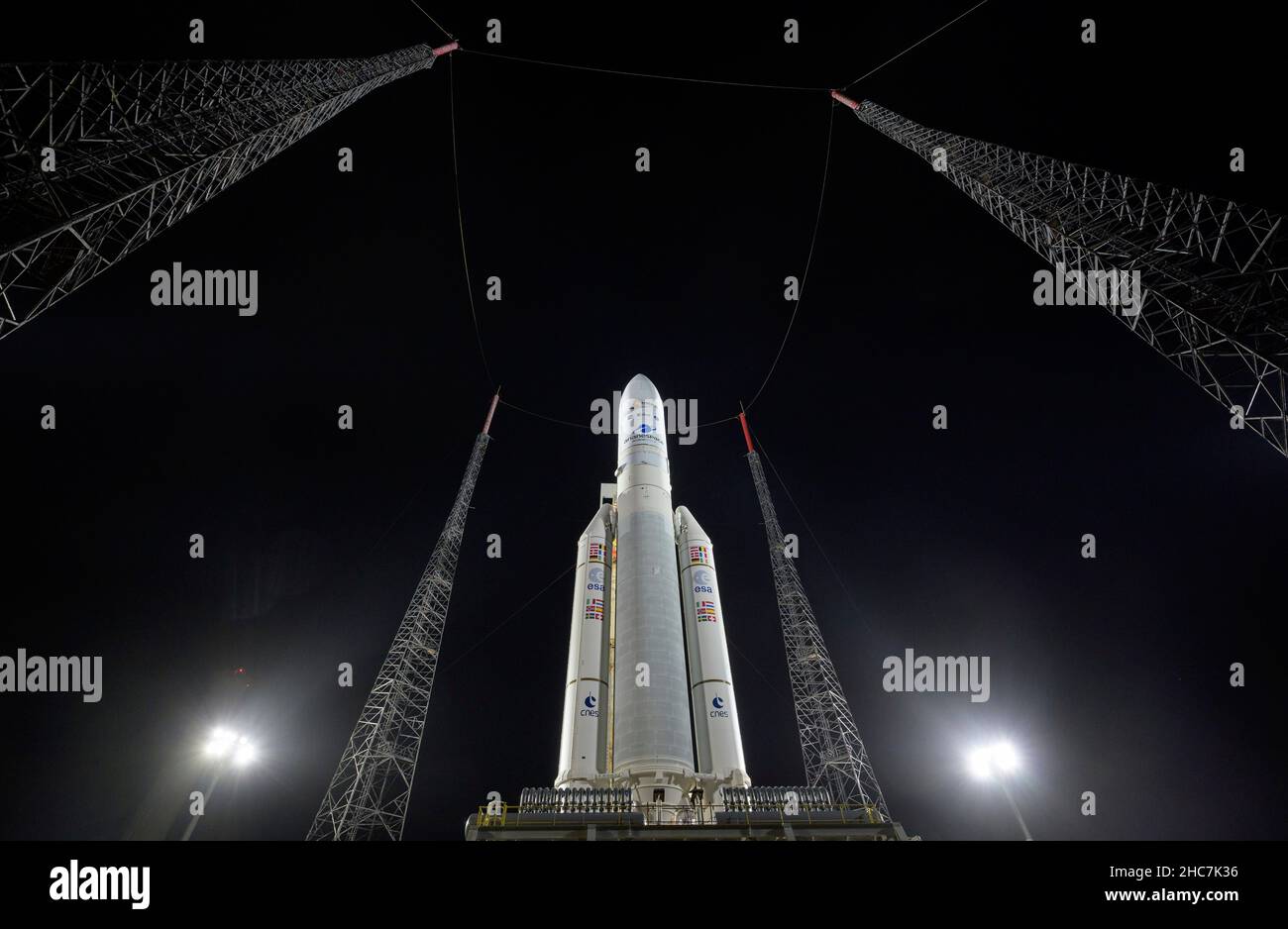 Kourou, Guyane française.23rd décembre 2021.La fusée Arianespace Ariane 5 avec le télescope spatial James Webb de la NASA à bord est readiée sur le plateau de lancement du Centre spatial de la Guyane, le 23 décembre 2021 à Kourou, en Guyane française.Credit: Bill Ingalls/NASA/Alamy Live News Banque D'Images