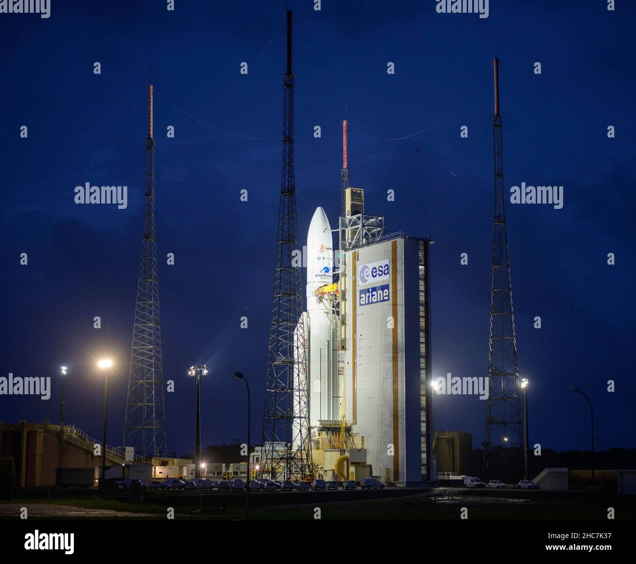 Kourou, Guyane française.23rd décembre 2021.La fusée Arianespace Ariane 5 avec le télescope spatial James Webb de la NASA à bord est readiée sur le plateau de lancement du Centre spatial de la Guyane, le 23 décembre 2021 à Kourou, en Guyane française.Credit: Bill Ingalls/NASA/Alamy Live News Banque D'Images