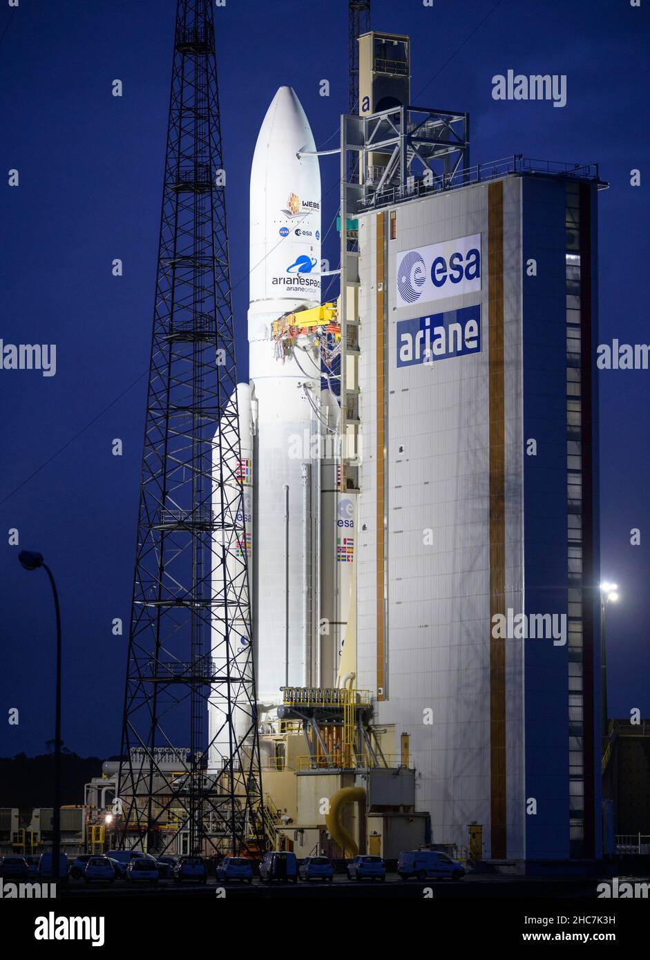 Kourou, Guyane française.23rd décembre 2021.La fusée Arianespace Ariane 5 avec le télescope spatial James Webb de la NASA à bord est readiée sur le plateau de lancement du Centre spatial de la Guyane, le 23 décembre 2021 à Kourou, en Guyane française.Credit: Bill Ingalls/NASA/Alamy Live News Banque D'Images