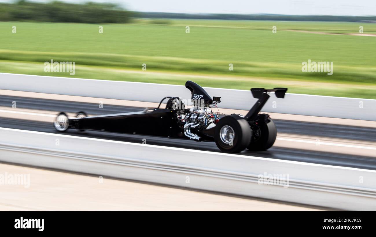 Faites glisser la voiture de course en effectuant un zoom sur les pistes à Kearney, Nebraska, avec un arrière-plan flou Banque D'Images