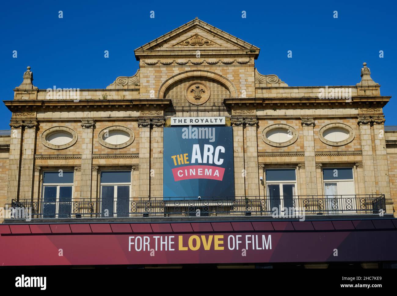 Great Yarmouth, Norfolk, Angleterre, Grande-Bretagne, beau vieux cinéma contre un ciel bleu d'été. Banque D'Images