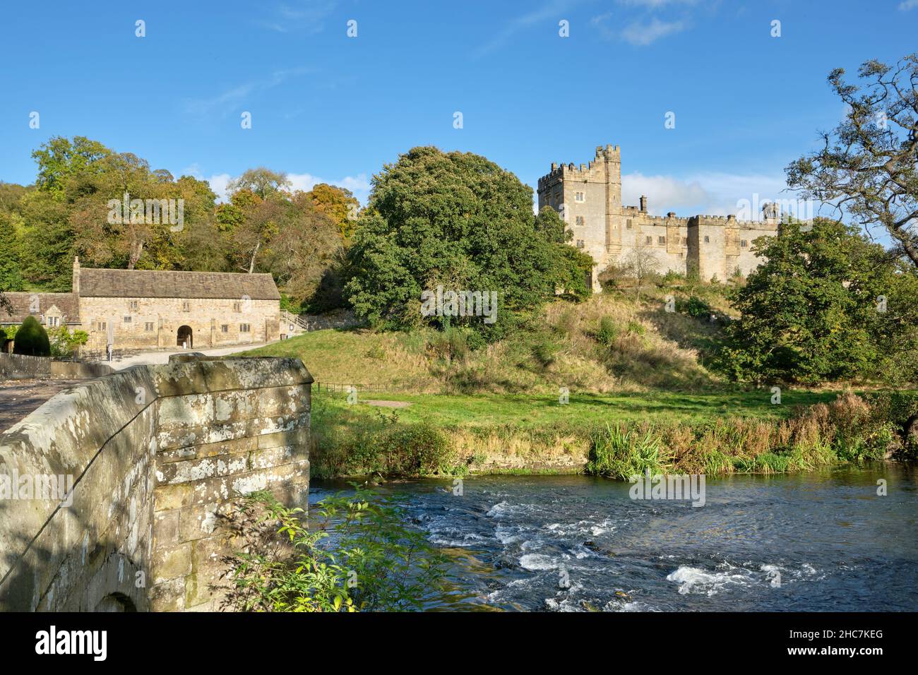 Vue sur Haddon Hall au-dessus de la rivière Wye Banque D'Images