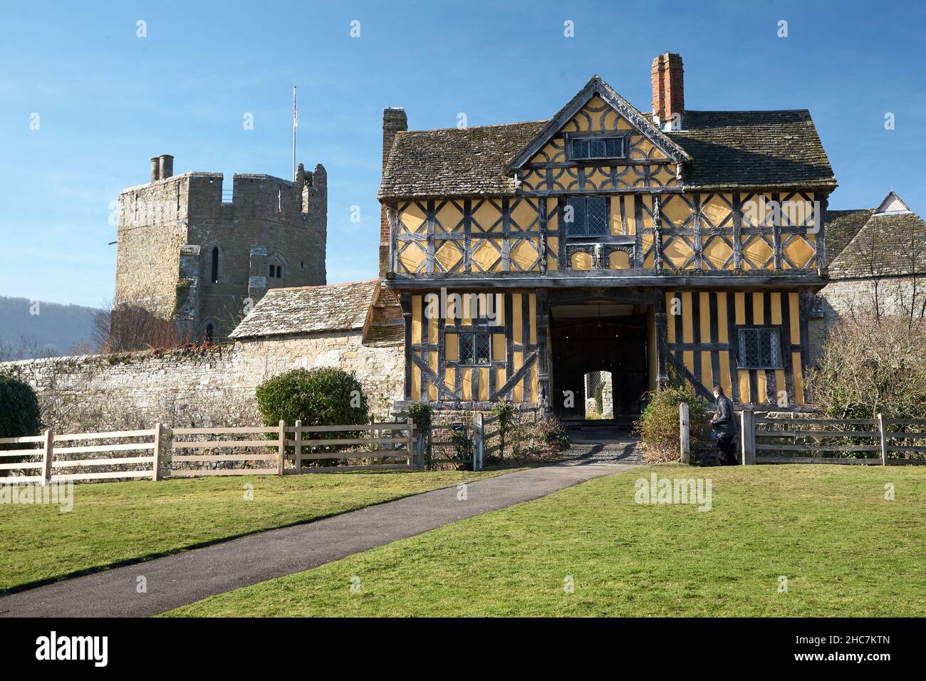 Vue sur le magnifique portier de Tudor contre le ciel bleu. Banque D'Images