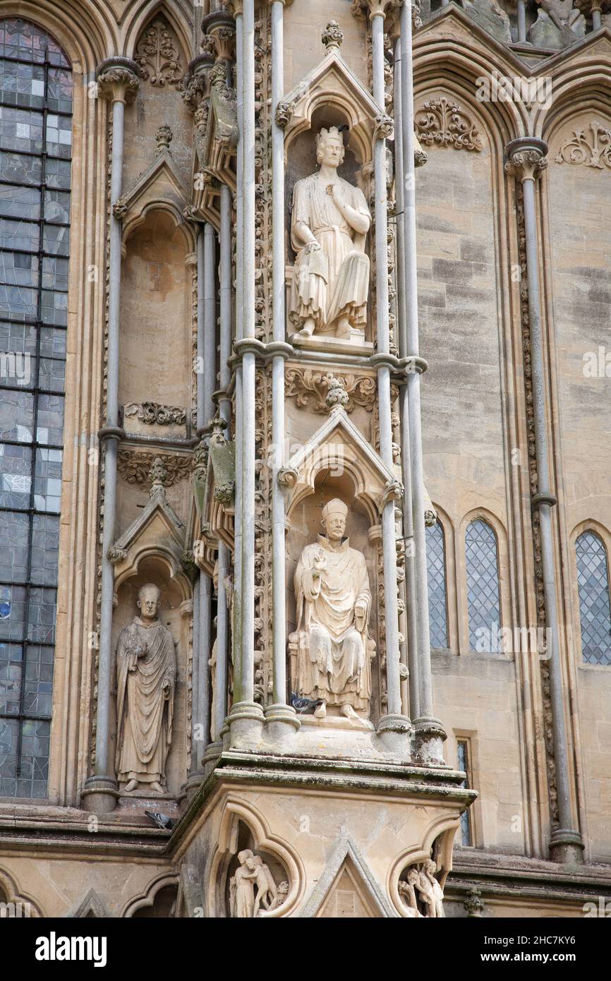 Wells Cathedral gros plan de figures sculptées Banque D'Images