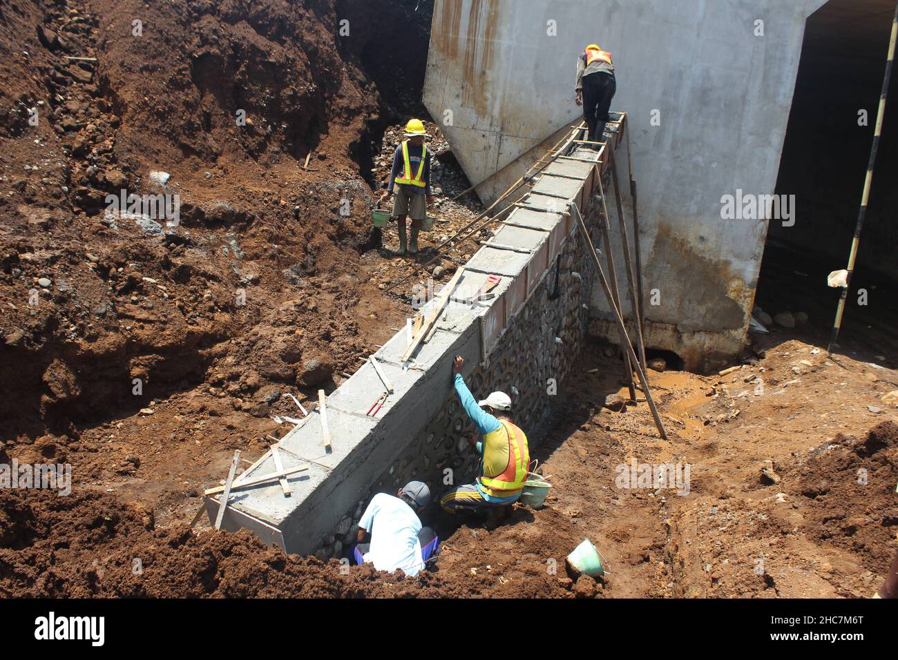 construction d'un canal d'eau qui sert à vidanger l'eau jusqu'à destination Banque D'Images