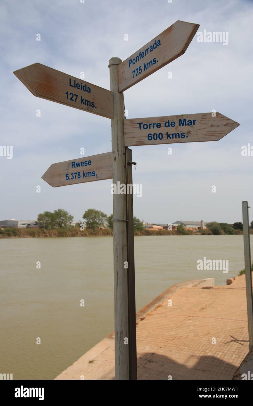 Panneau en bois de Lleida, Ponferrada, Torre de Mar et Rwese sur une rive de Catalogne, Espagne Banque D'Images