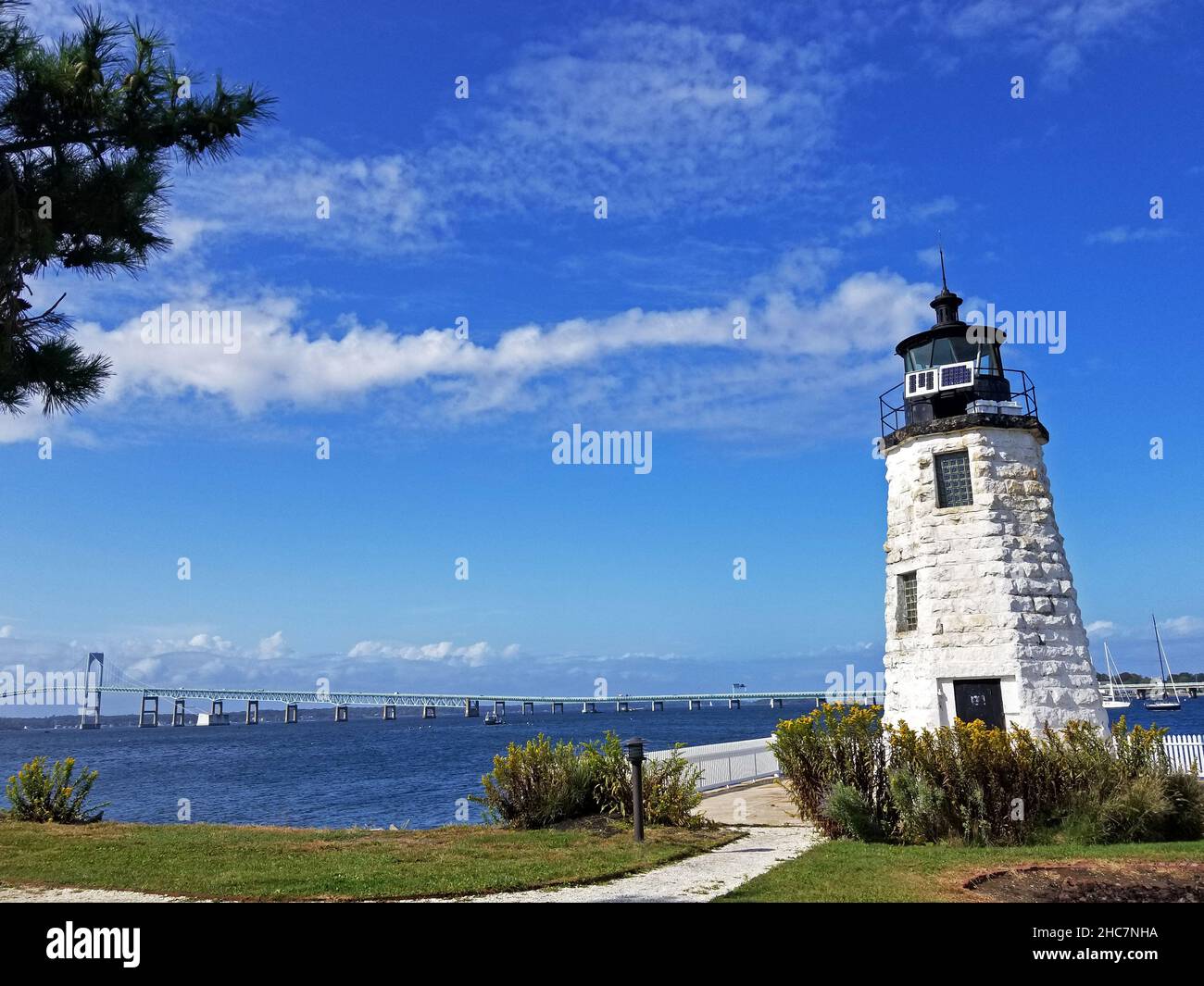 Le phare de Goat Island, également connu sous le nom de phare de Newport Harbour, surplombe le port et le pont de Newport, le jour ensoleillé -06 Banque D'Images